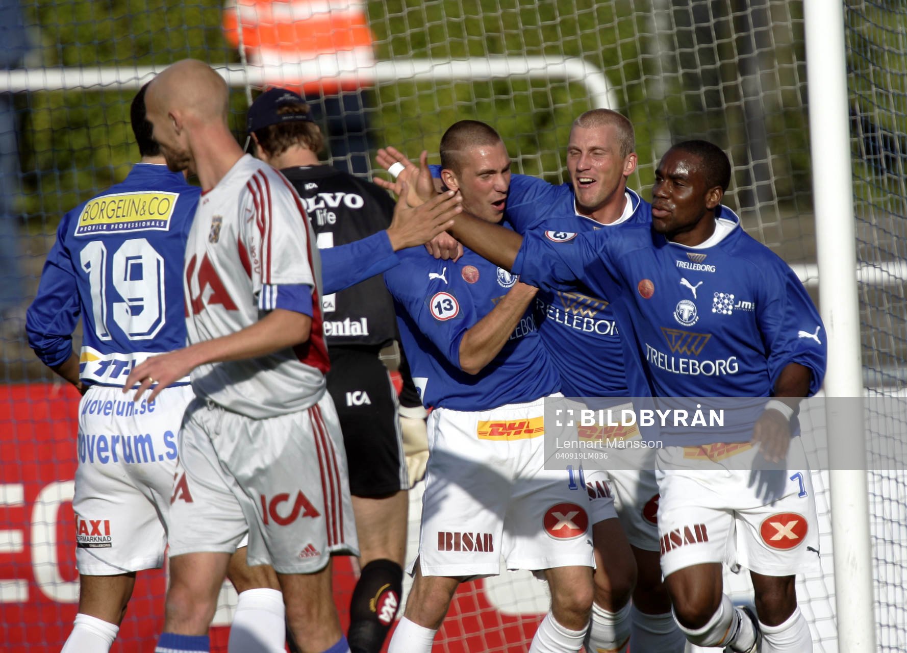   1-0 Thomas Magnusson, som grattas.