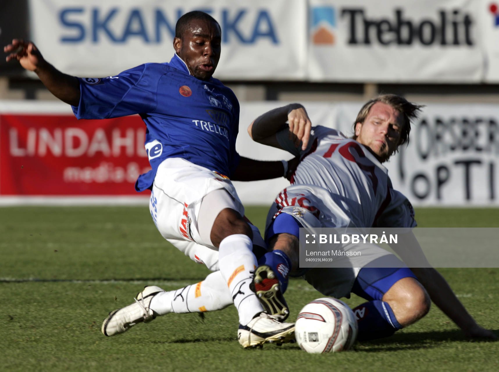 Fredrik Risp rensar framför Stephen Ademolu