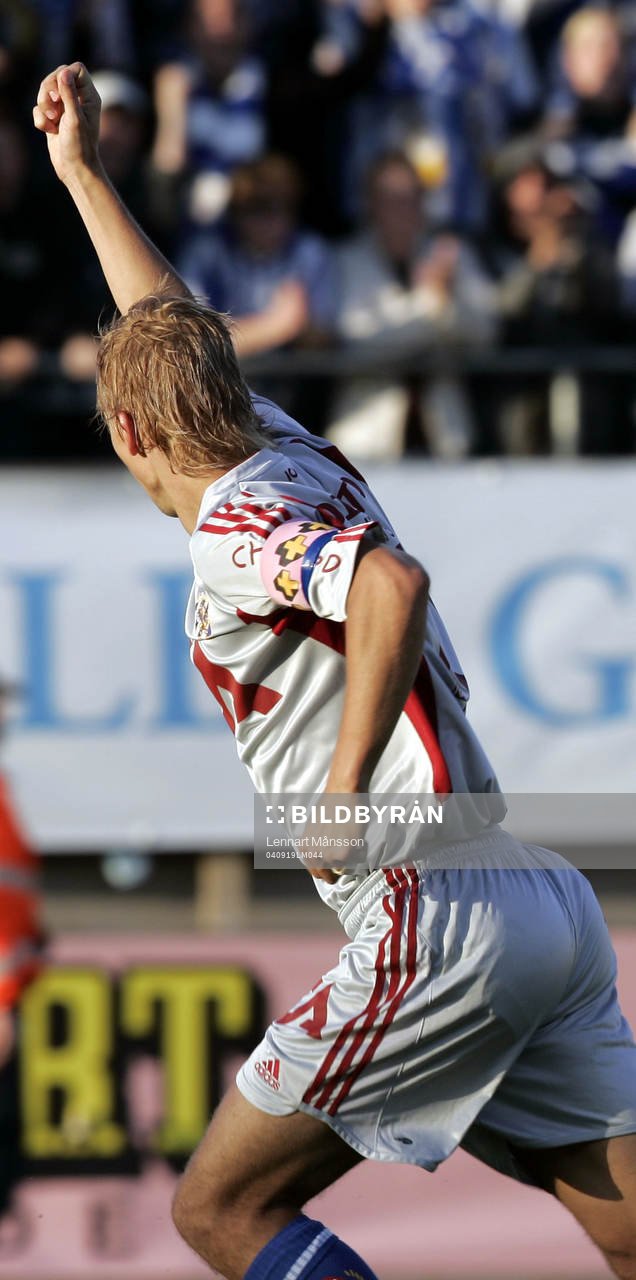   Niclas Alexandersson har gjort 3-2 och är på G. Jubel.