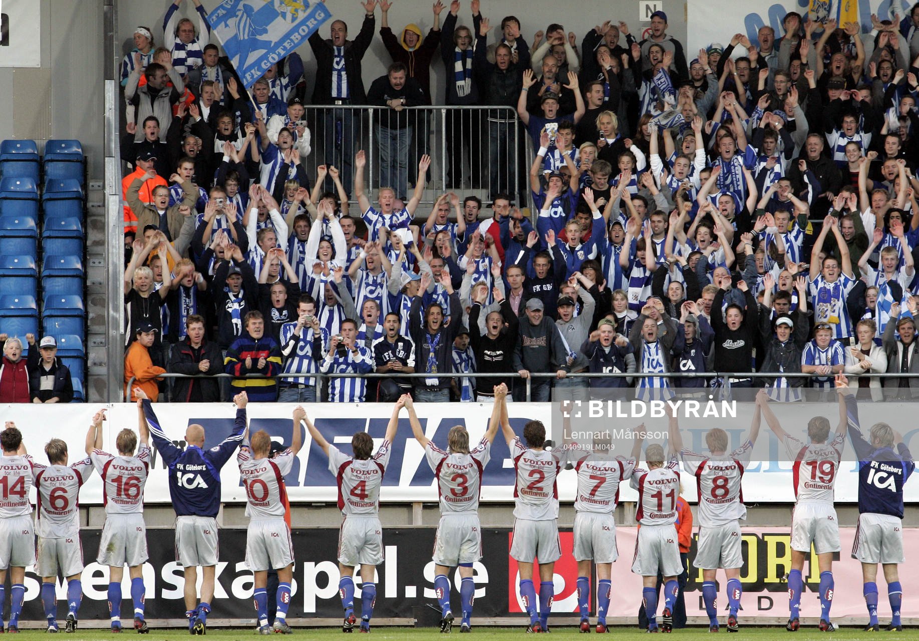    IFK tar emot supportrarnas jubel.