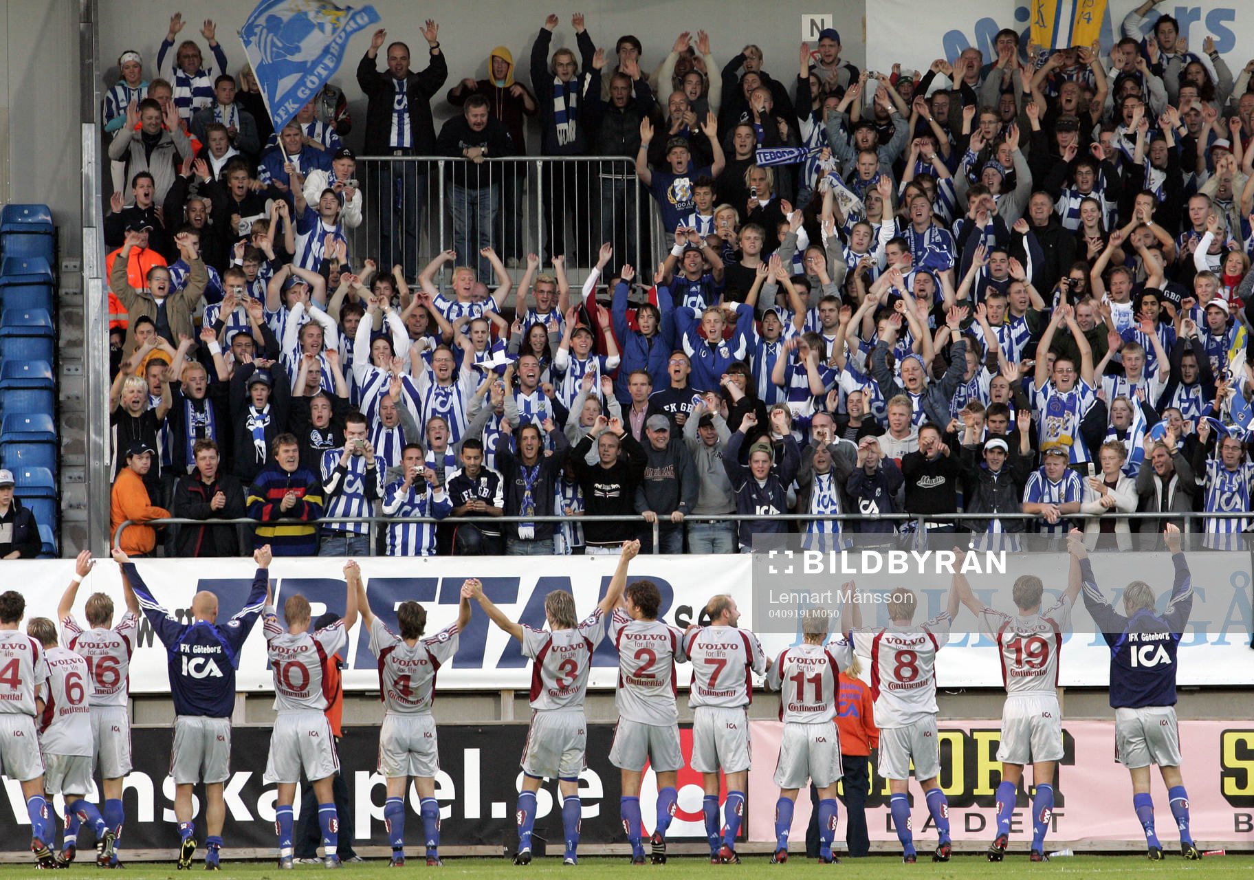    IFK tar emot fansens jubel.