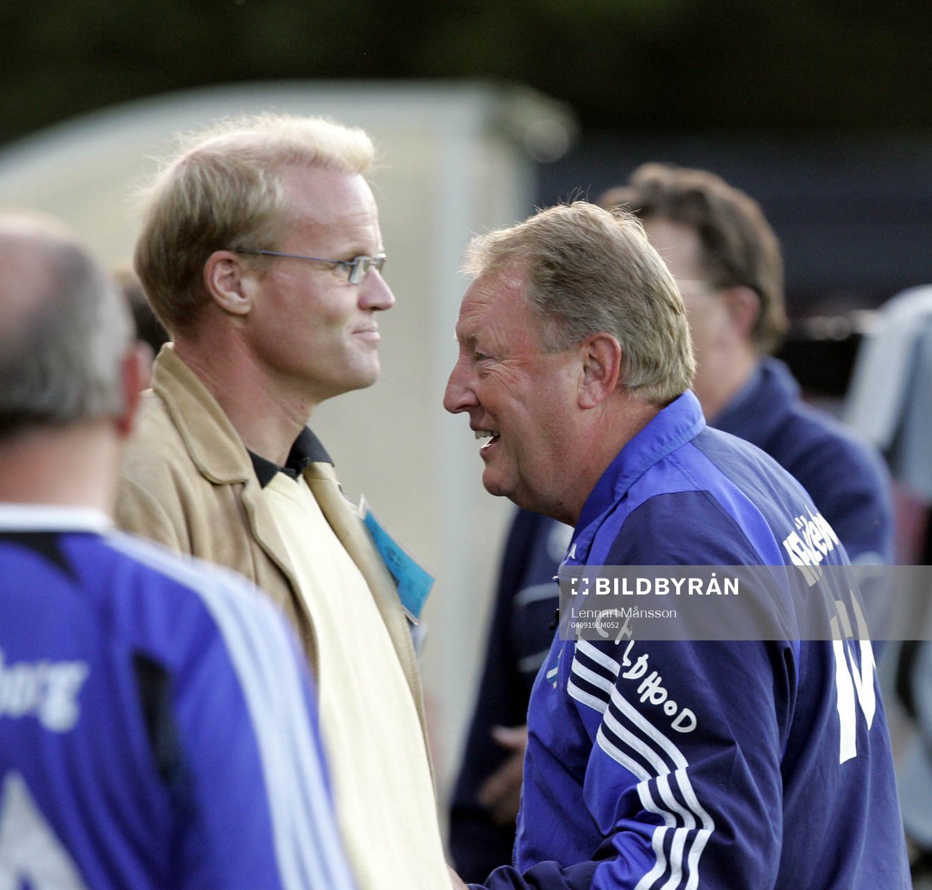   Bosse Johansson, tränare, var nöjd, här i samspråk med Jonas Brorsson, TFF.