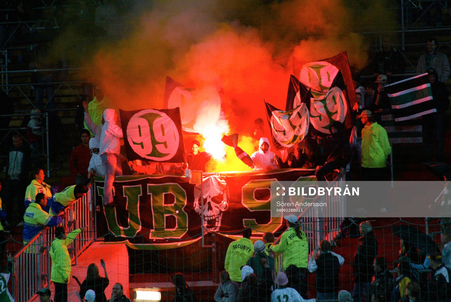 Fotboll, allsvenskan, Hammarby - Örgryte: Bengaliska eldar hos Hammarbysupportrarna.