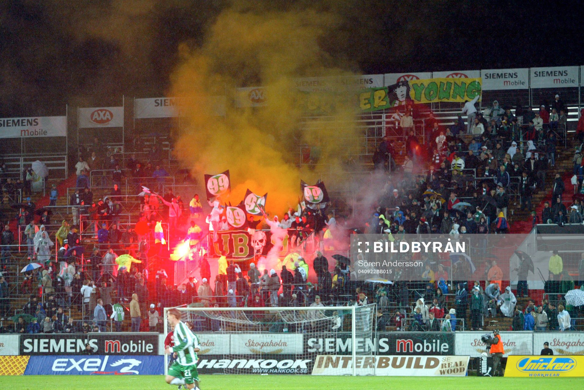 Fotboll, allsvenskan, Hammarby - Örgryte: Bengaliska eldar hos Hammarbysupportrarna.