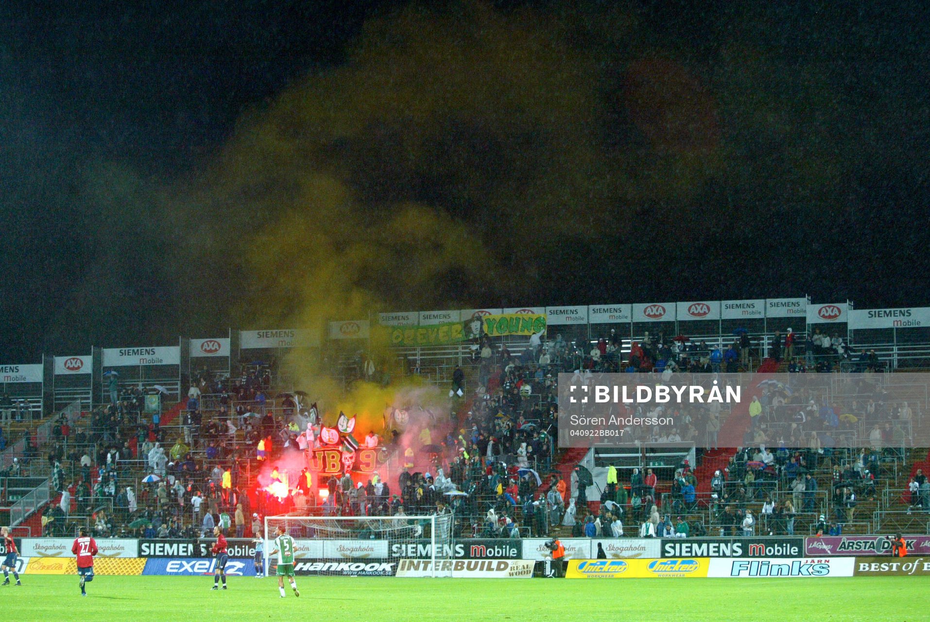Fotboll, allsvenskan, Hammarby - Örgryte: Bengaliska eldar hos Hammarbysupportrarna.