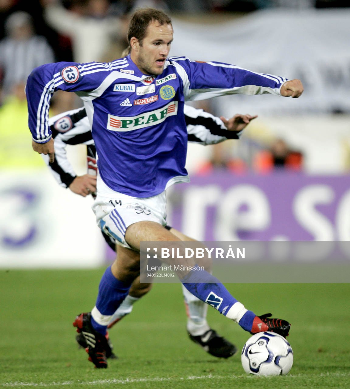Målskytten Jonas Wallerstedt lämnar en BoIS-are bakom sig