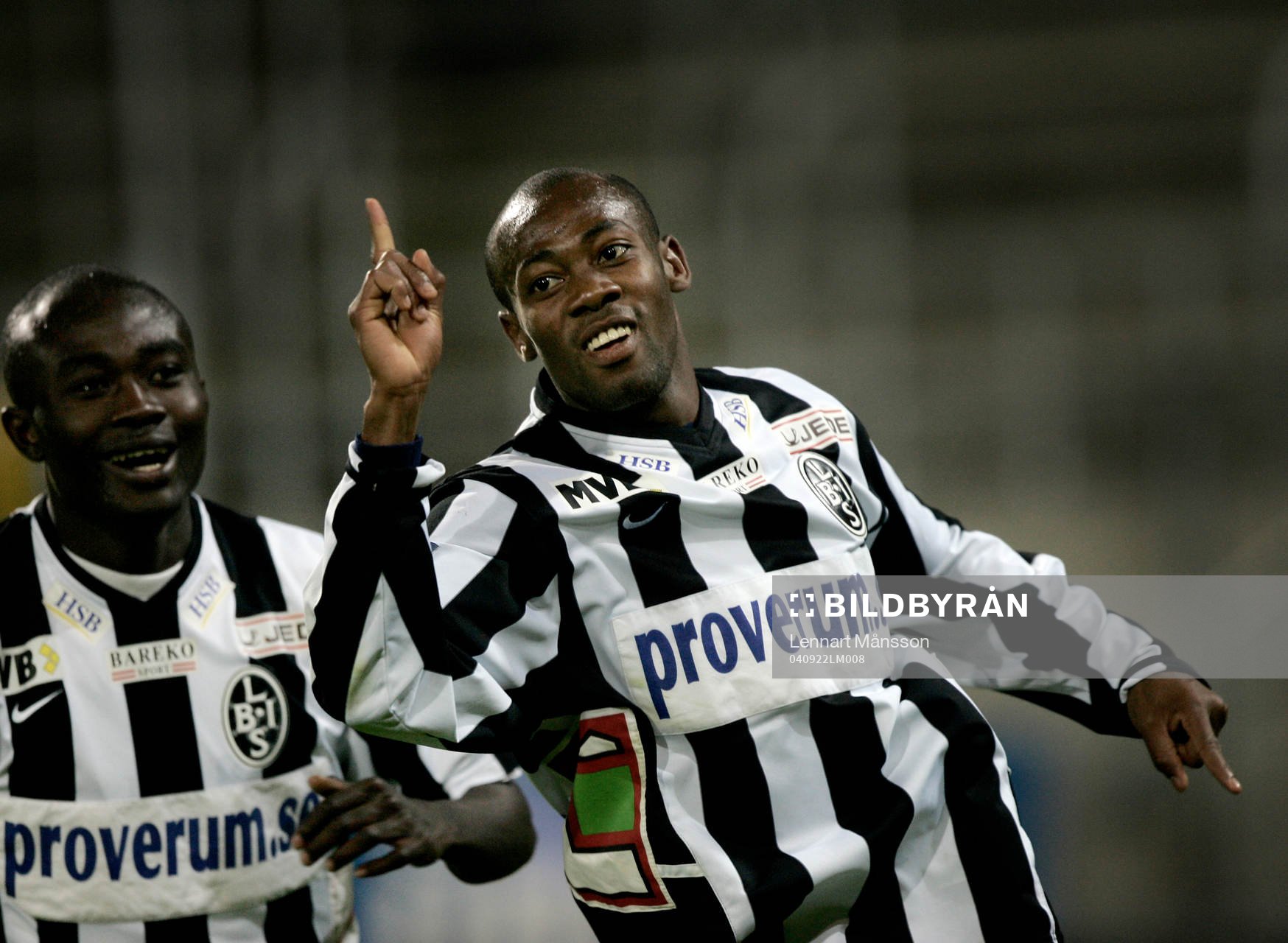Segerskytten Oneykachi Amuneke gör 3-2 och jublar