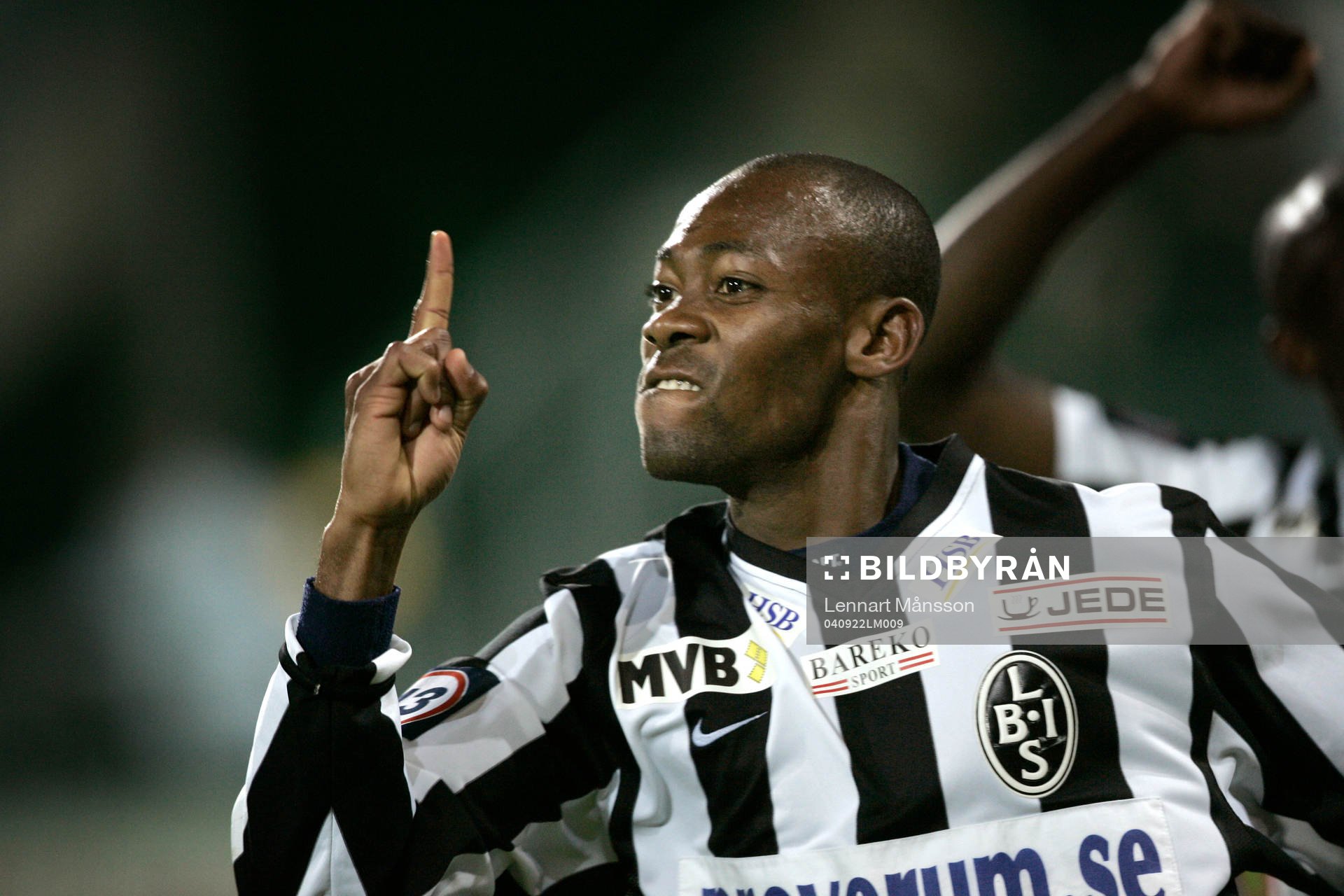 Segerskytten Oneykachi Amuneke gör 3-2 och jublar