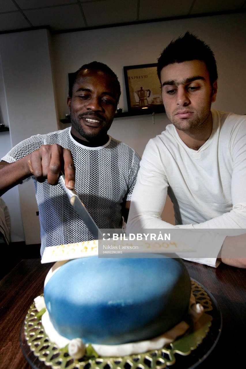 Fotboll, Allsvenskan, Gˆteborg: George Mourad och Peter Ijeh med 100-Ârs tÂrta i samband med IFK Gˆteborgs 100 Ârs jubileum. 