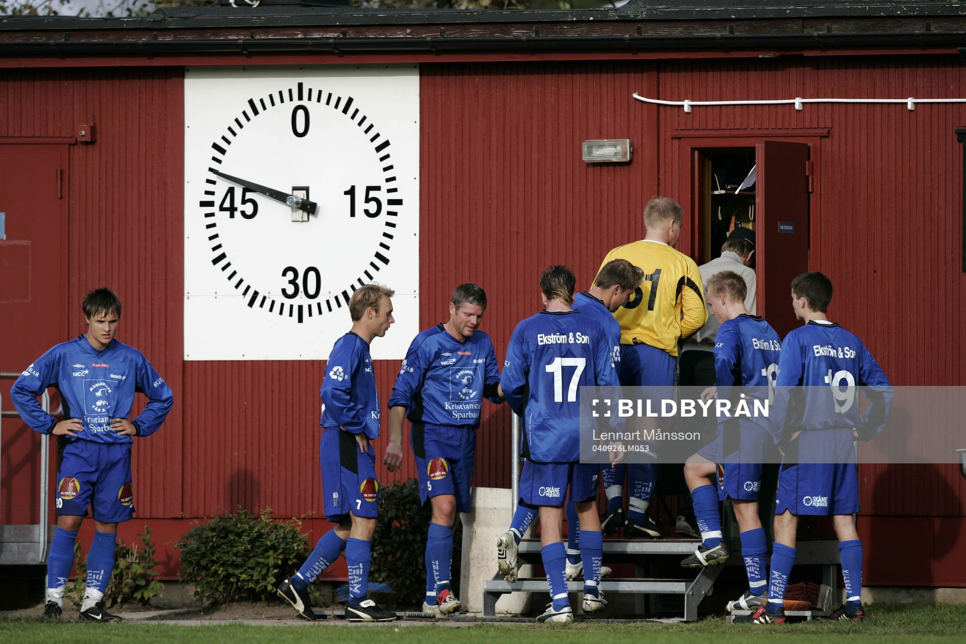 Matchur, matchklocka, spelare på väg in i omklädningsrum