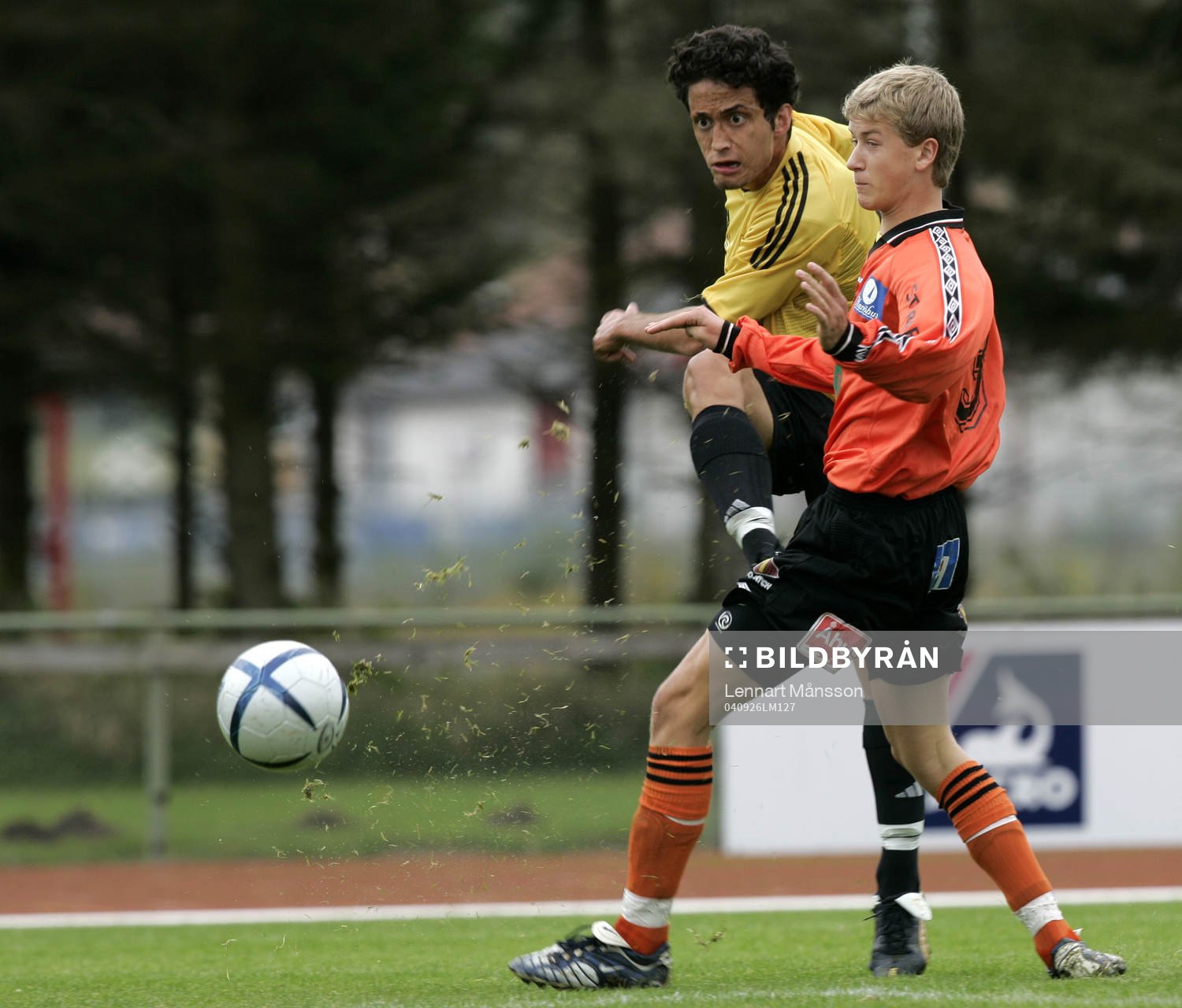   Ahmed Kamiran skjuter mål.