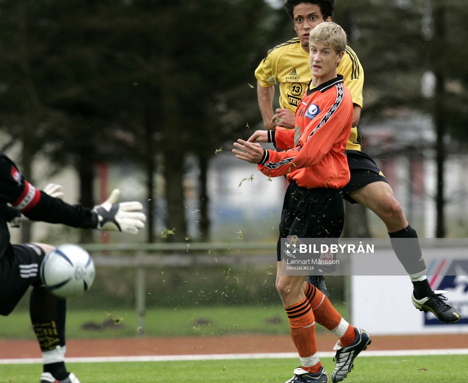    Ahmed Kamiran laddar och skjuter mål.