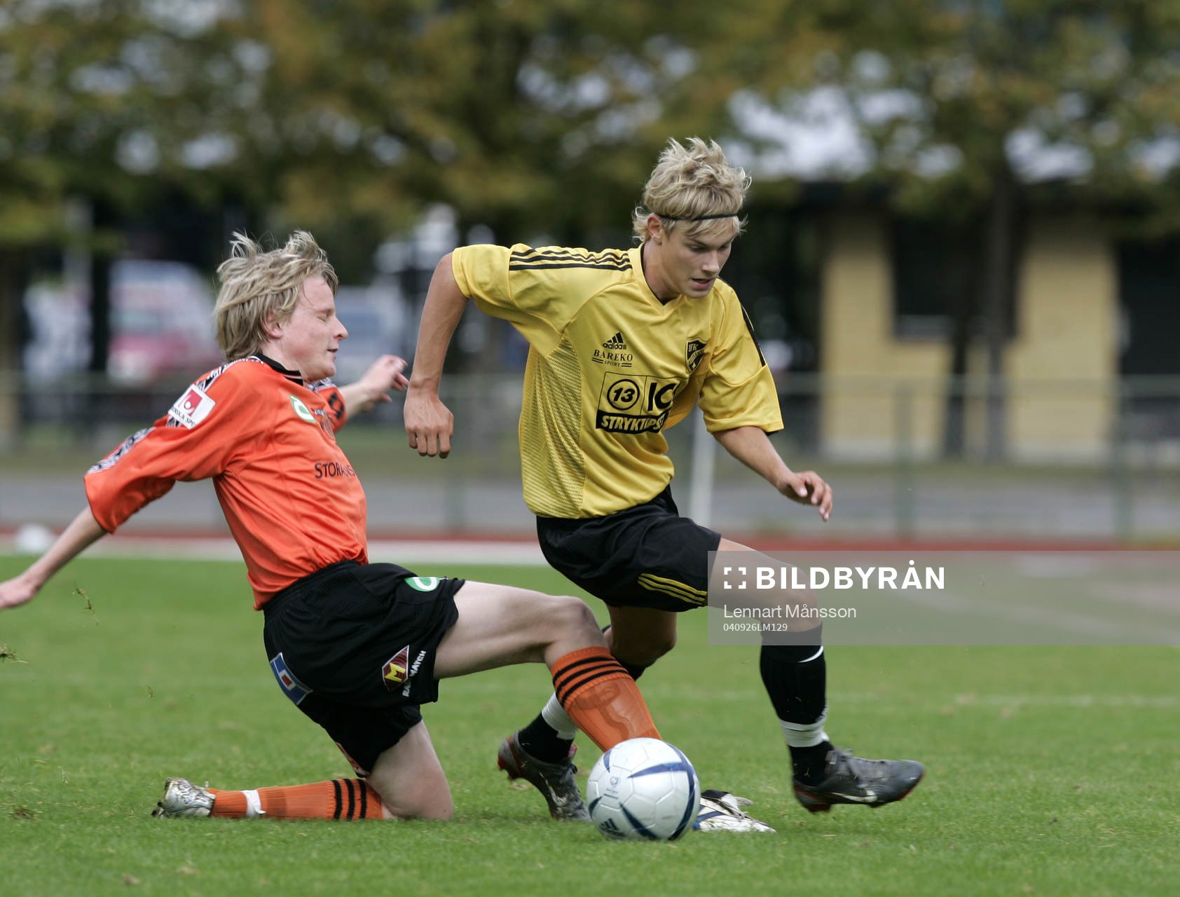   Fredrik Falk tacklas bakifrån och faller. Tackling.