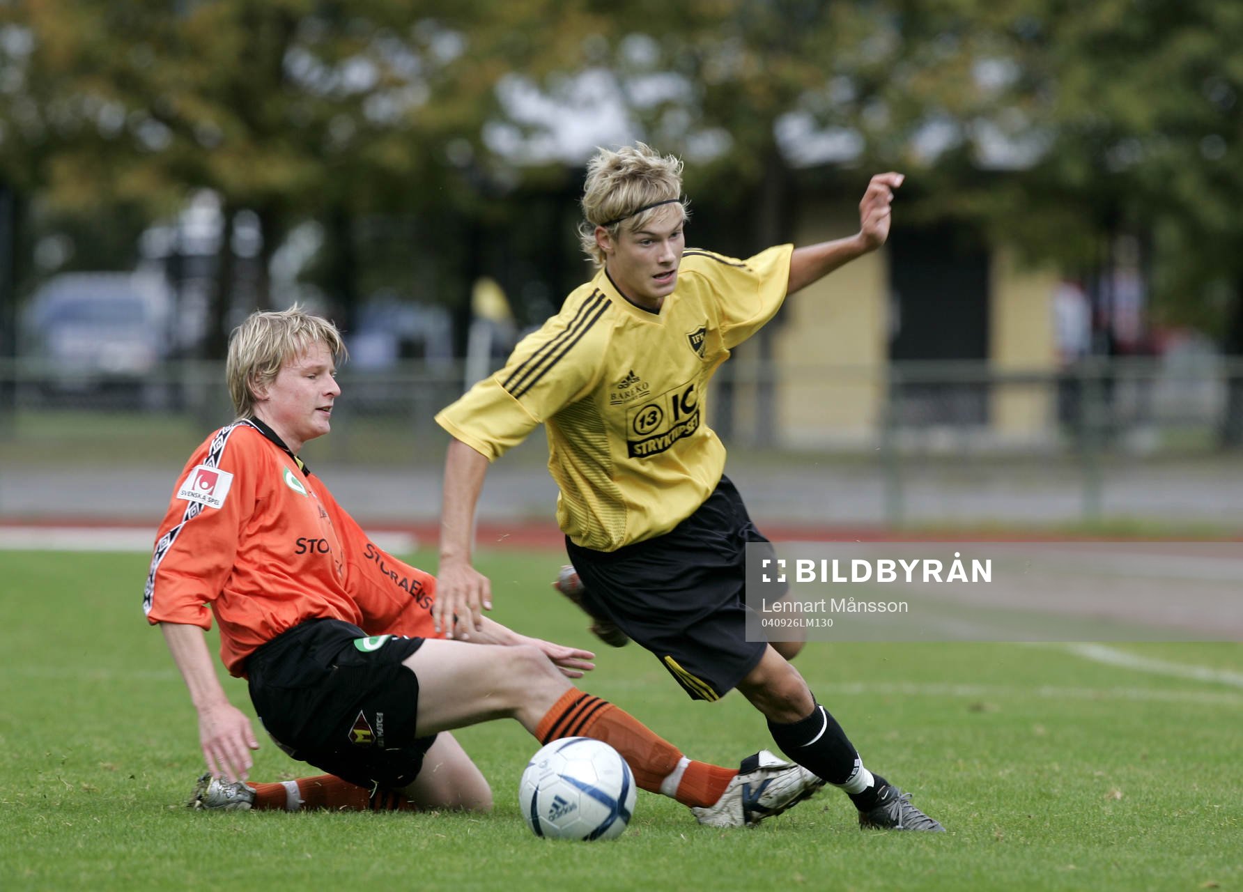   Fredrik Falk tacklas bakifrån och faller. Tackling.