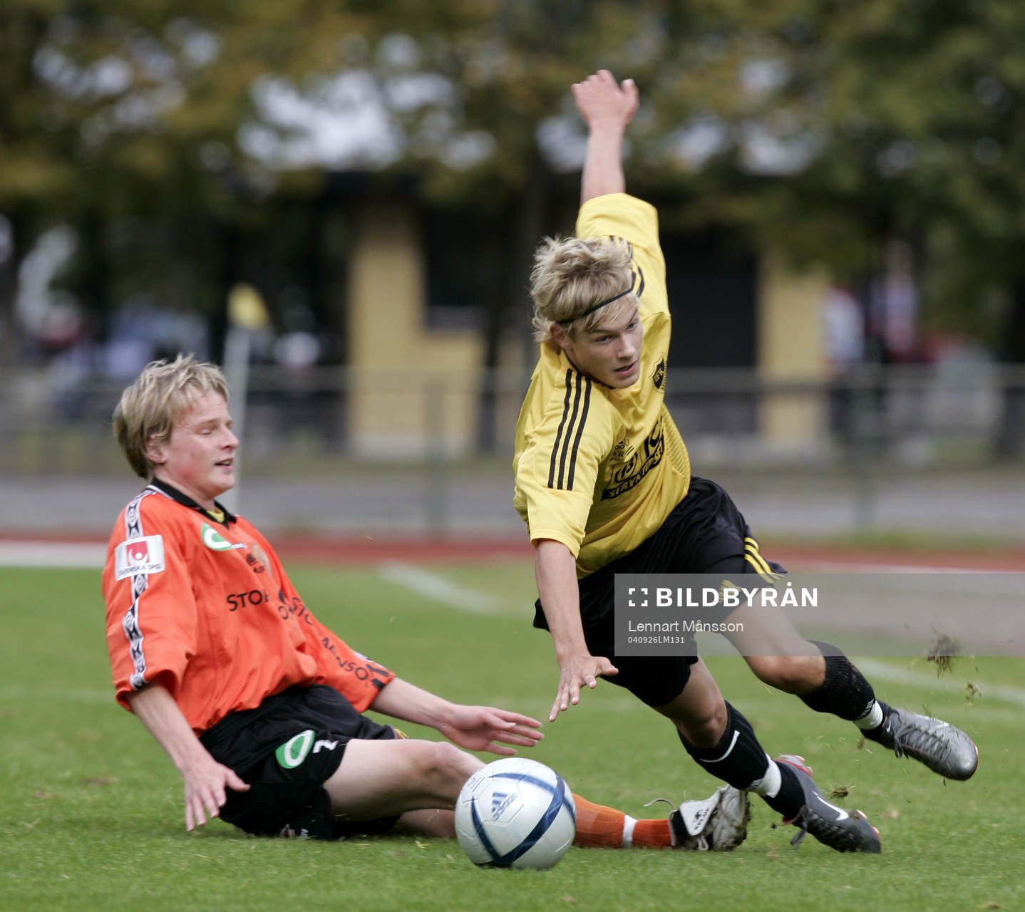   Fredrik Falk tacklas bakifrån och faller. Tackling.