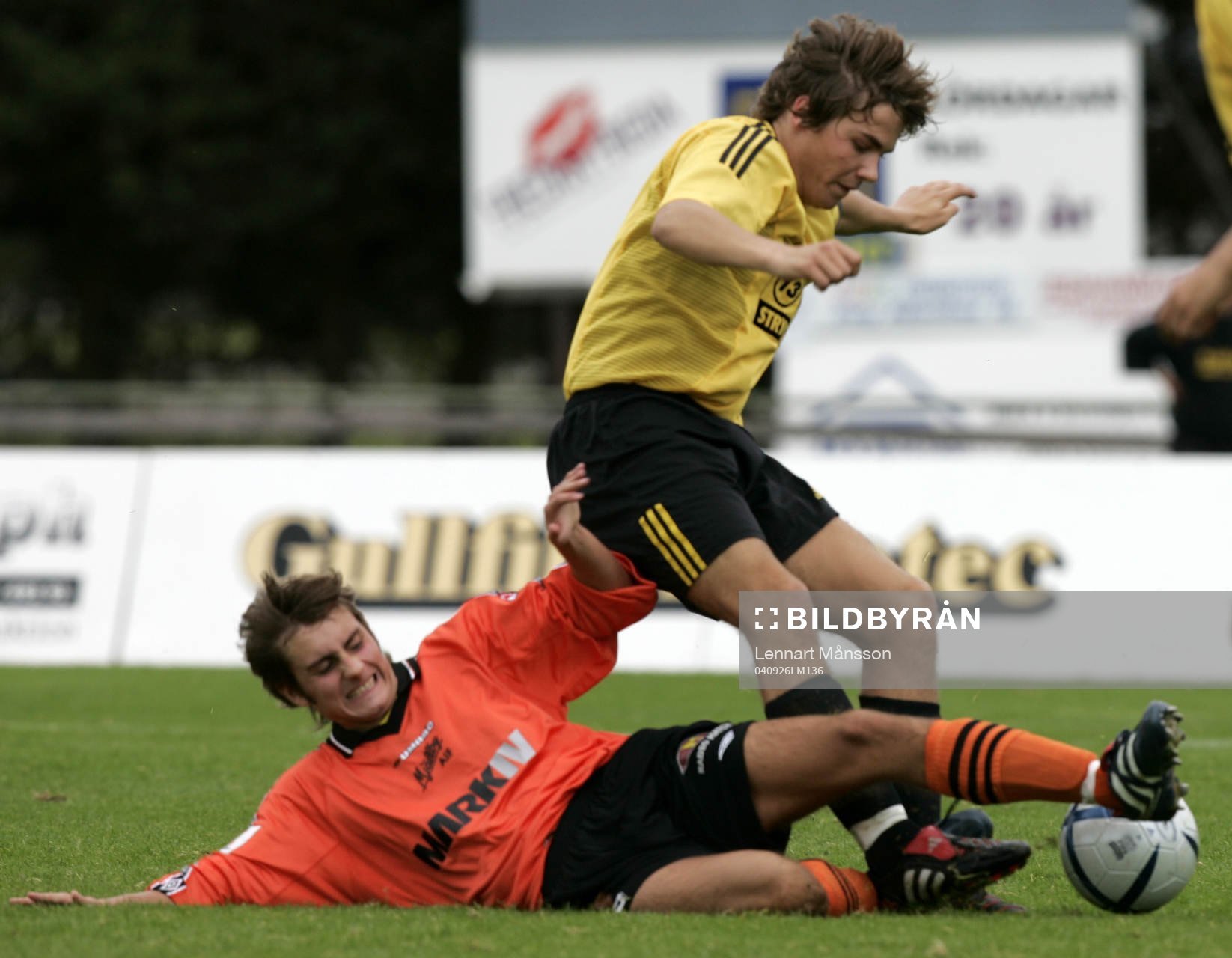 Rasmus Kvist tacklas. Tackling. Sågning