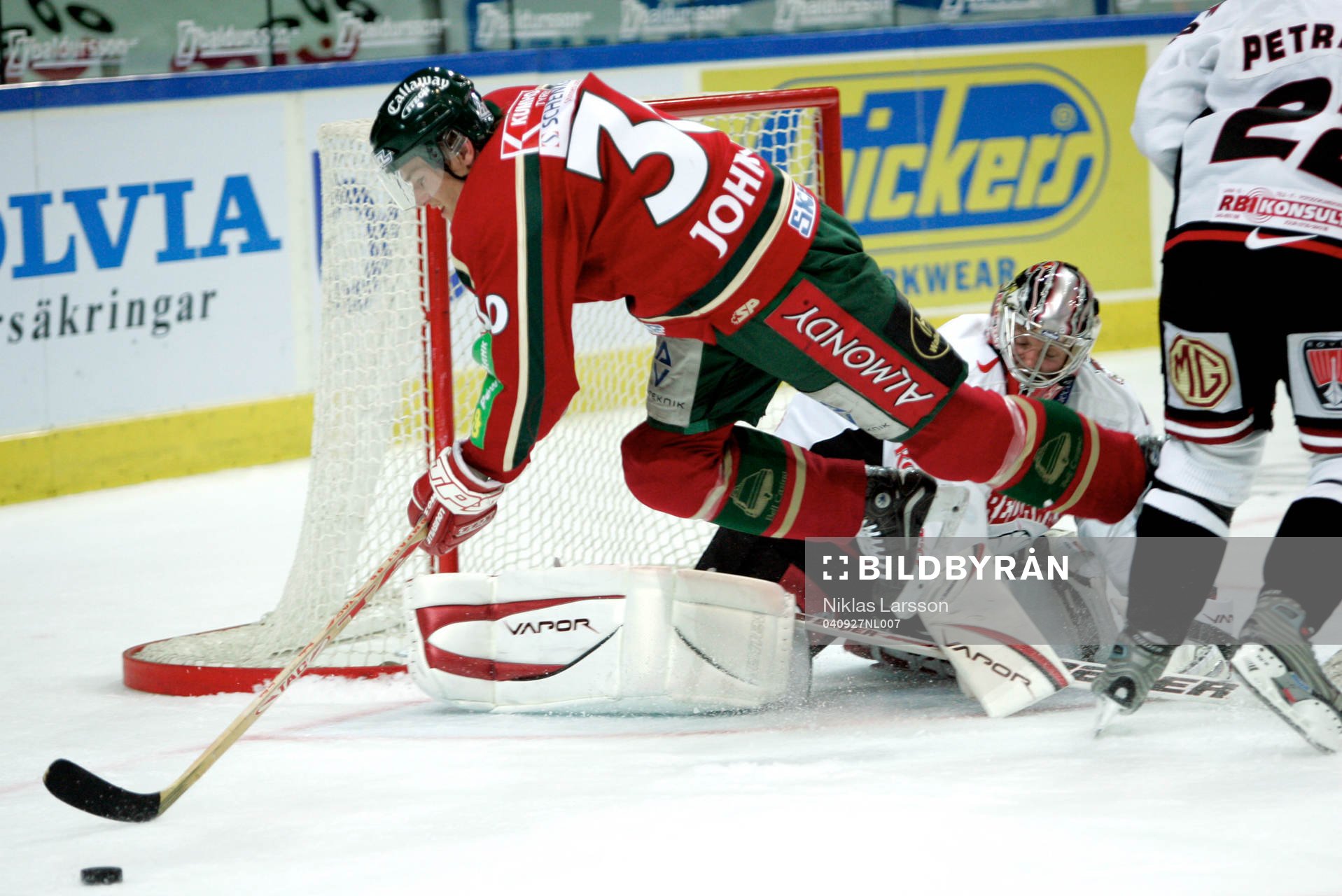 Jonas Johnson, Frölunda lyckas nästan göra mål bakom