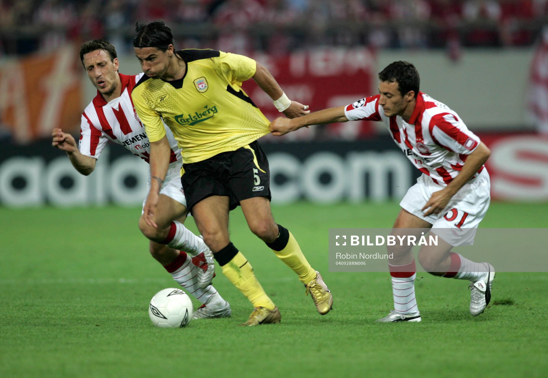 Liverpools Milan Baros kämpar sig genom försvaret