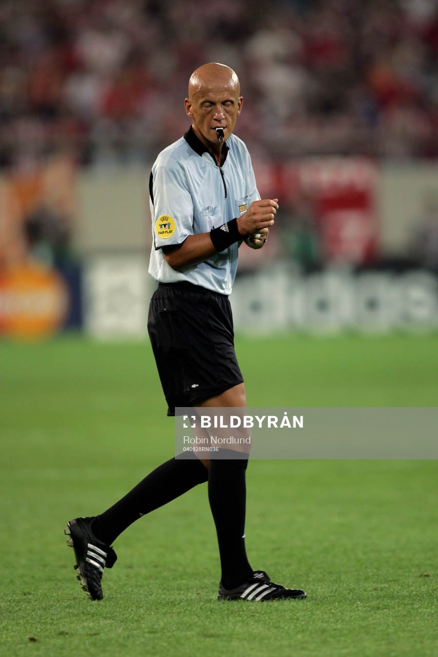 Domare Pierluigi Collina, Italien blundar