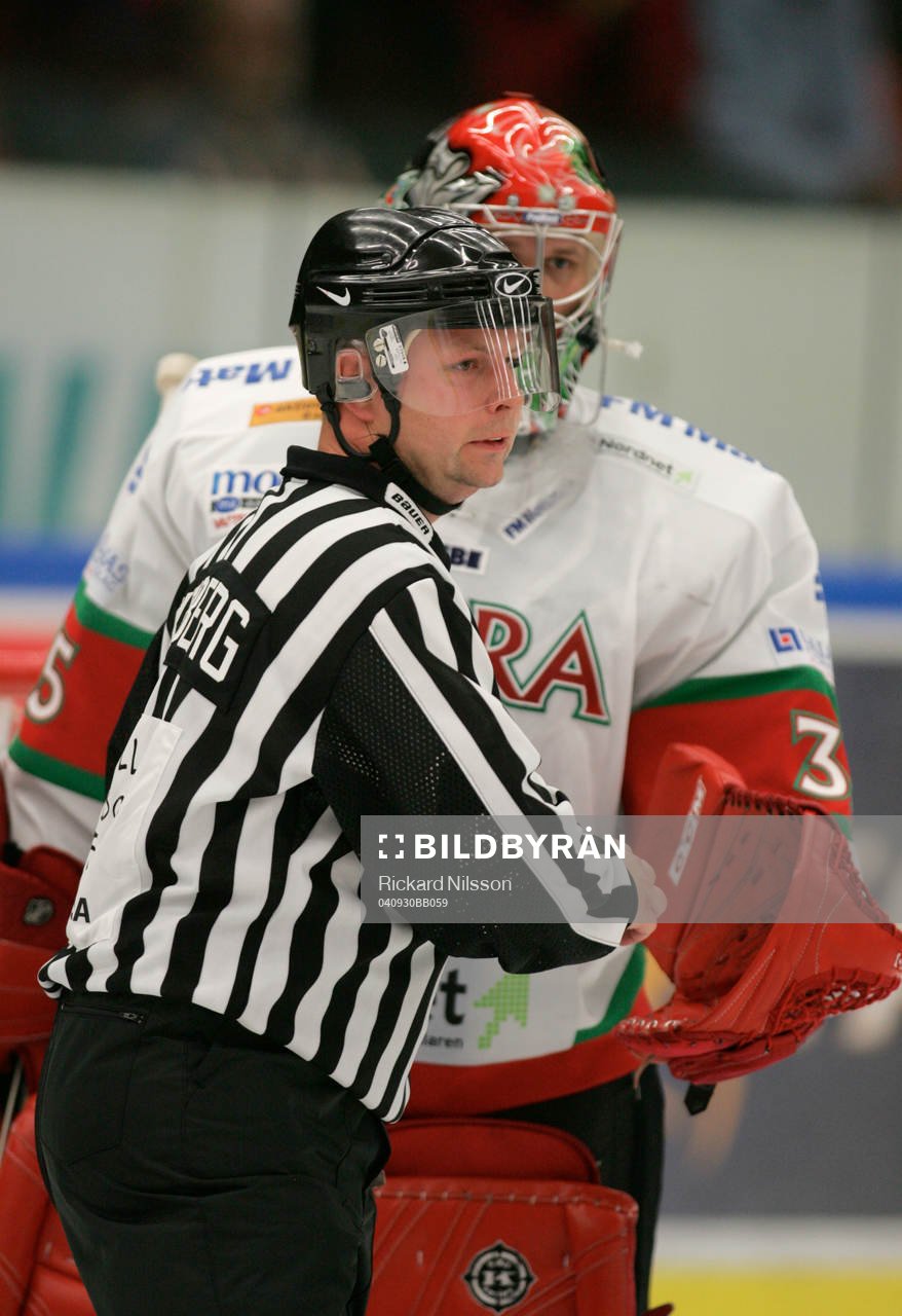 Conny Ekenberg, domare och Tero Leinonen, målvakt, Mora