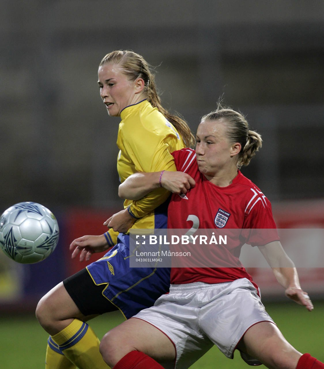 Laura Bassett, England håller undan Emma Lindqvist, Sverige