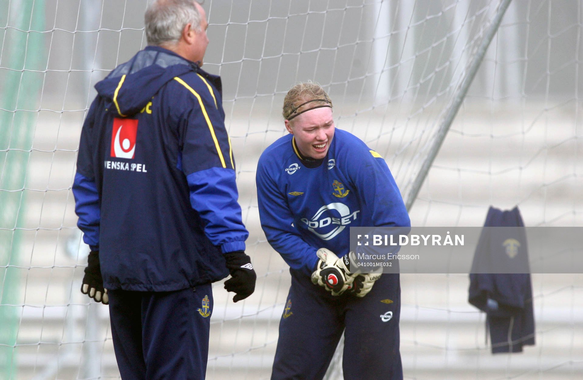 Hedvig Lindahl gör illa handen