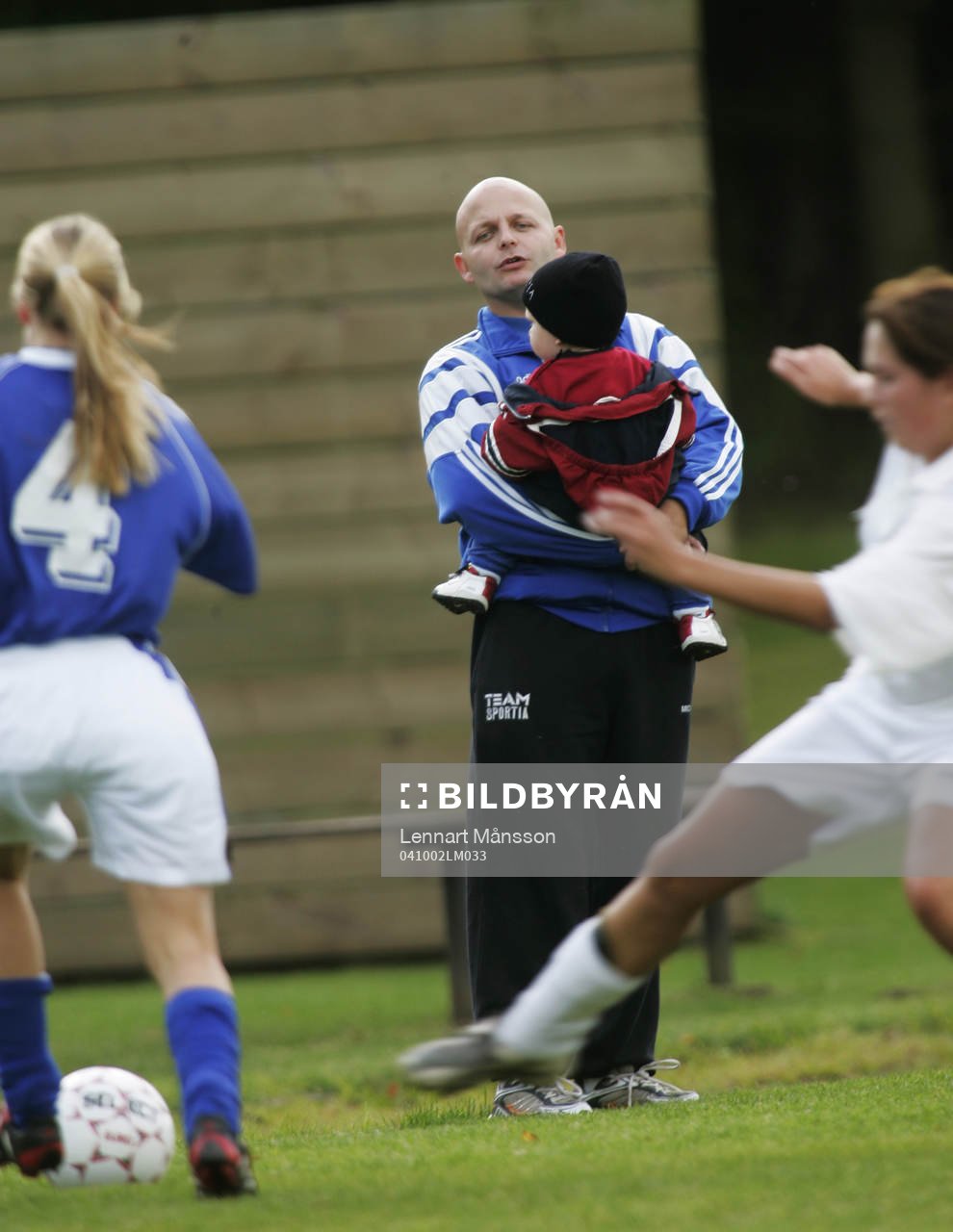 Barnpassning, pappa passar barnet när mamma spelar fotboll