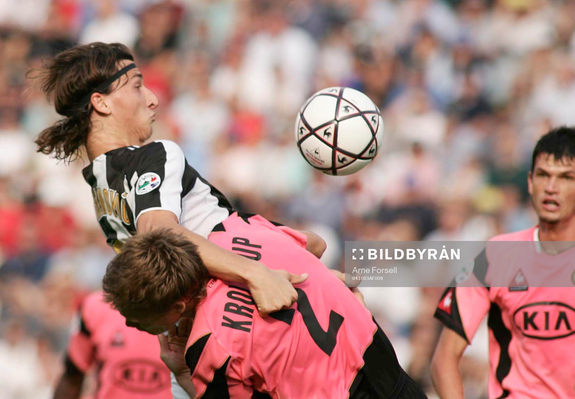Zlatan Ibrahimovic, i nickduell med Udineses  Kroldrup