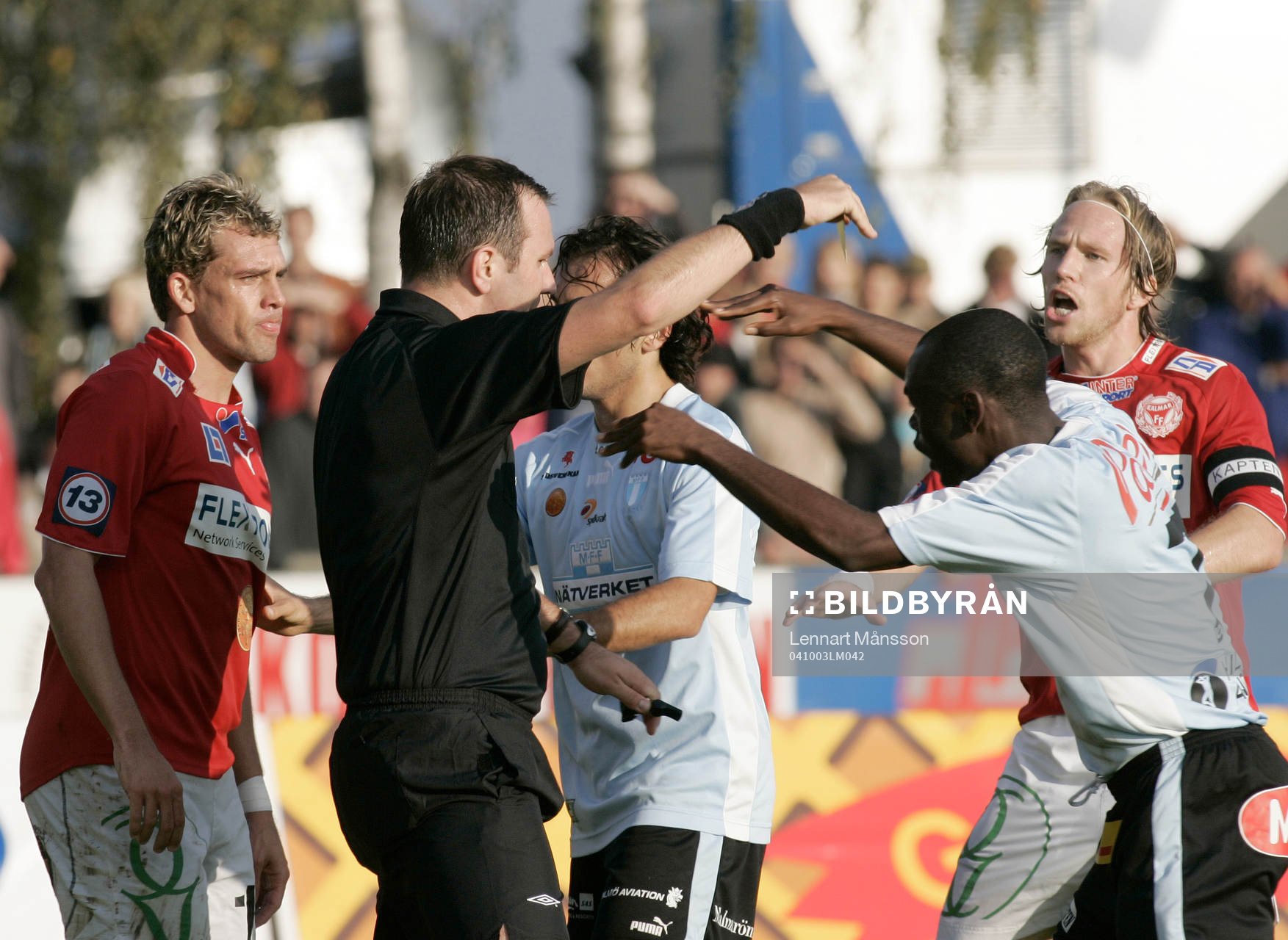 Slagsmålet mellan Fabio Augusto och Joseph Elanga. Domaren