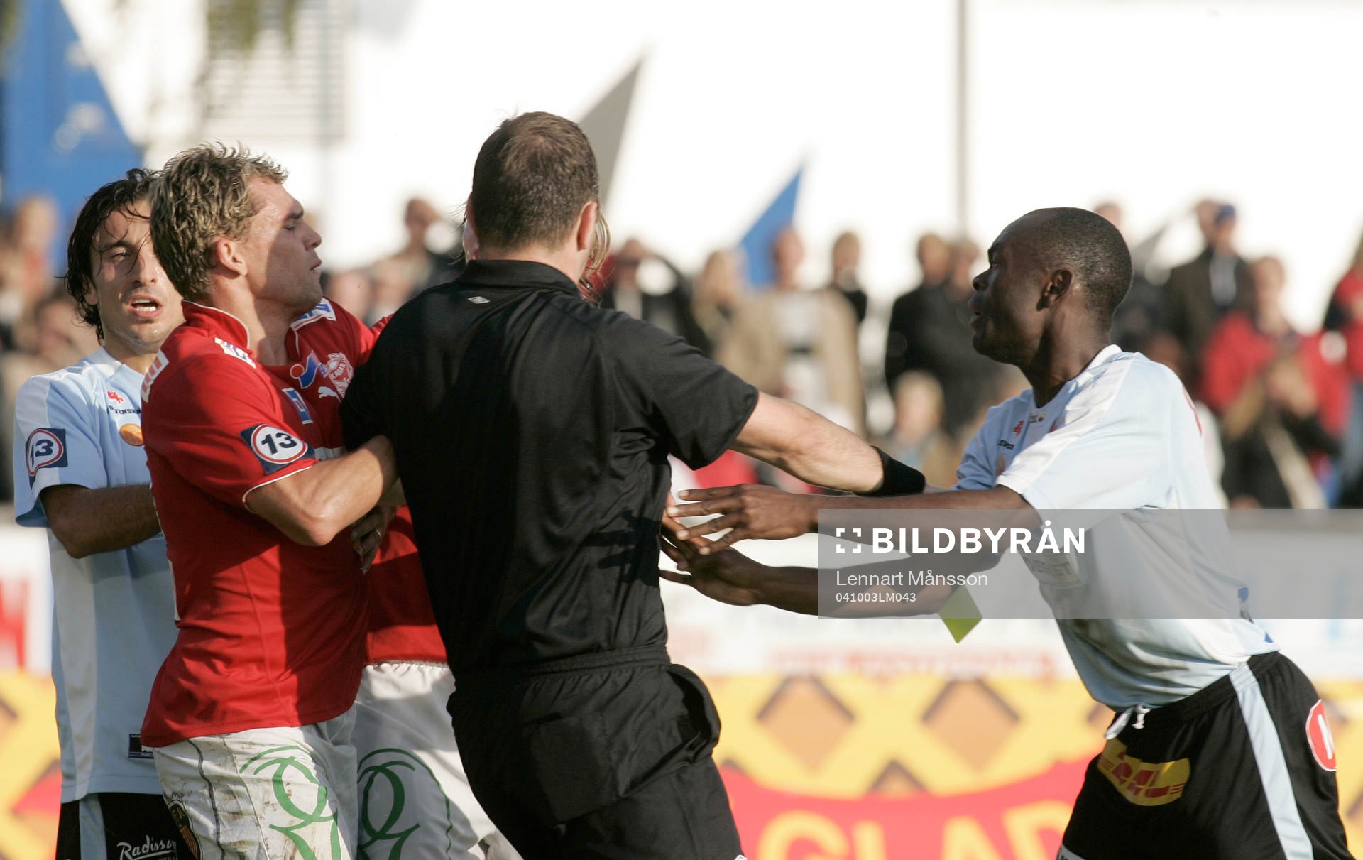 Slagsmålet mellan Fabio Augusto och Joseph Elanga. Domaren