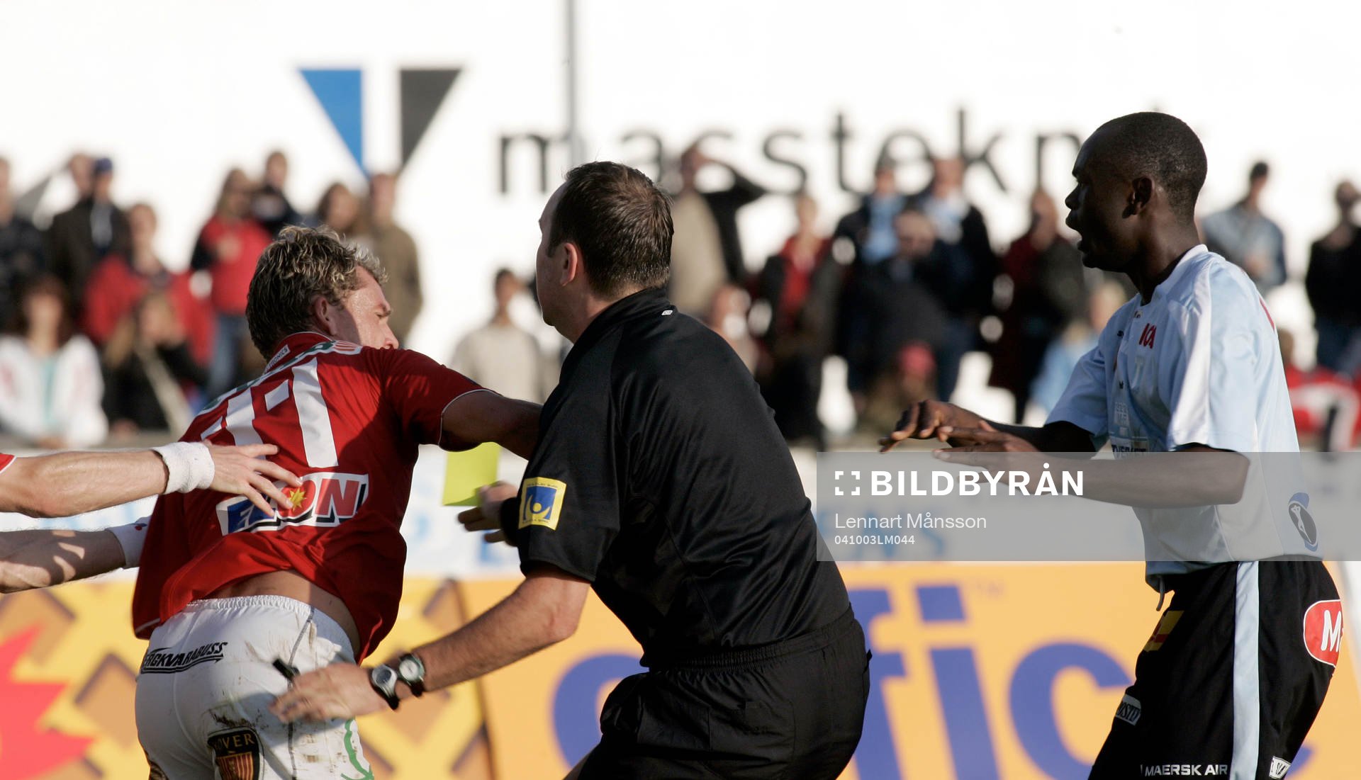 Slagsmålet mellan Fabio Augusto och Joseph Elanga. Domaren