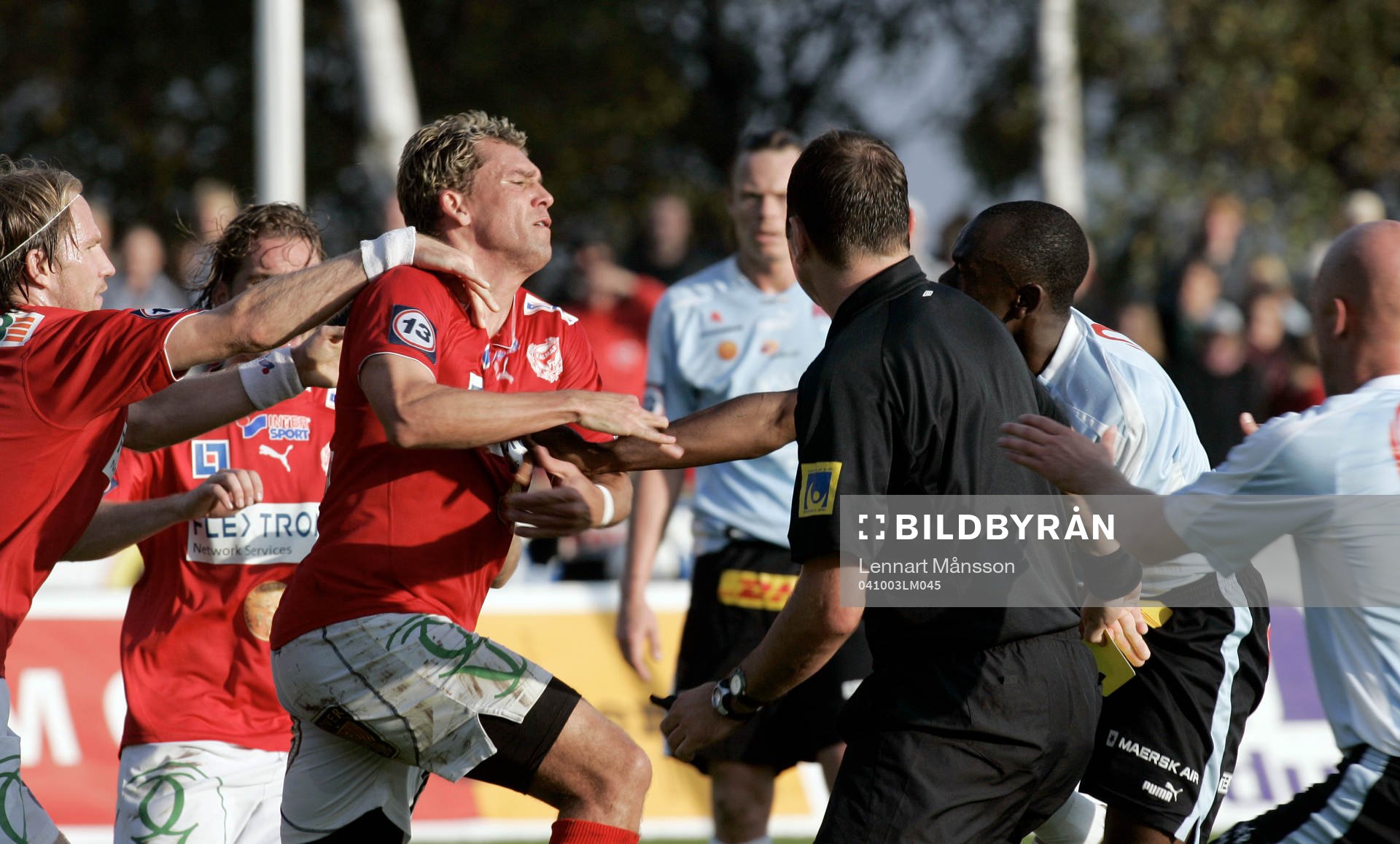 Slagsmålet mellan Fabio Augusto och Joseph Elanga. Domaren