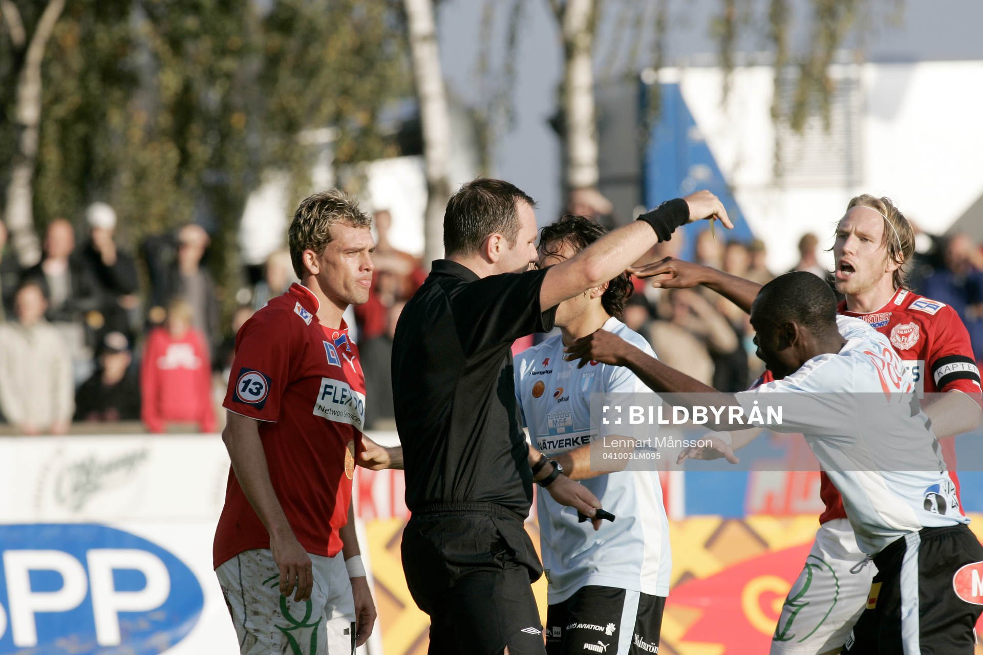 Slagsmålet mellan Fabio Augusto och Joseph Elanga. Domaren