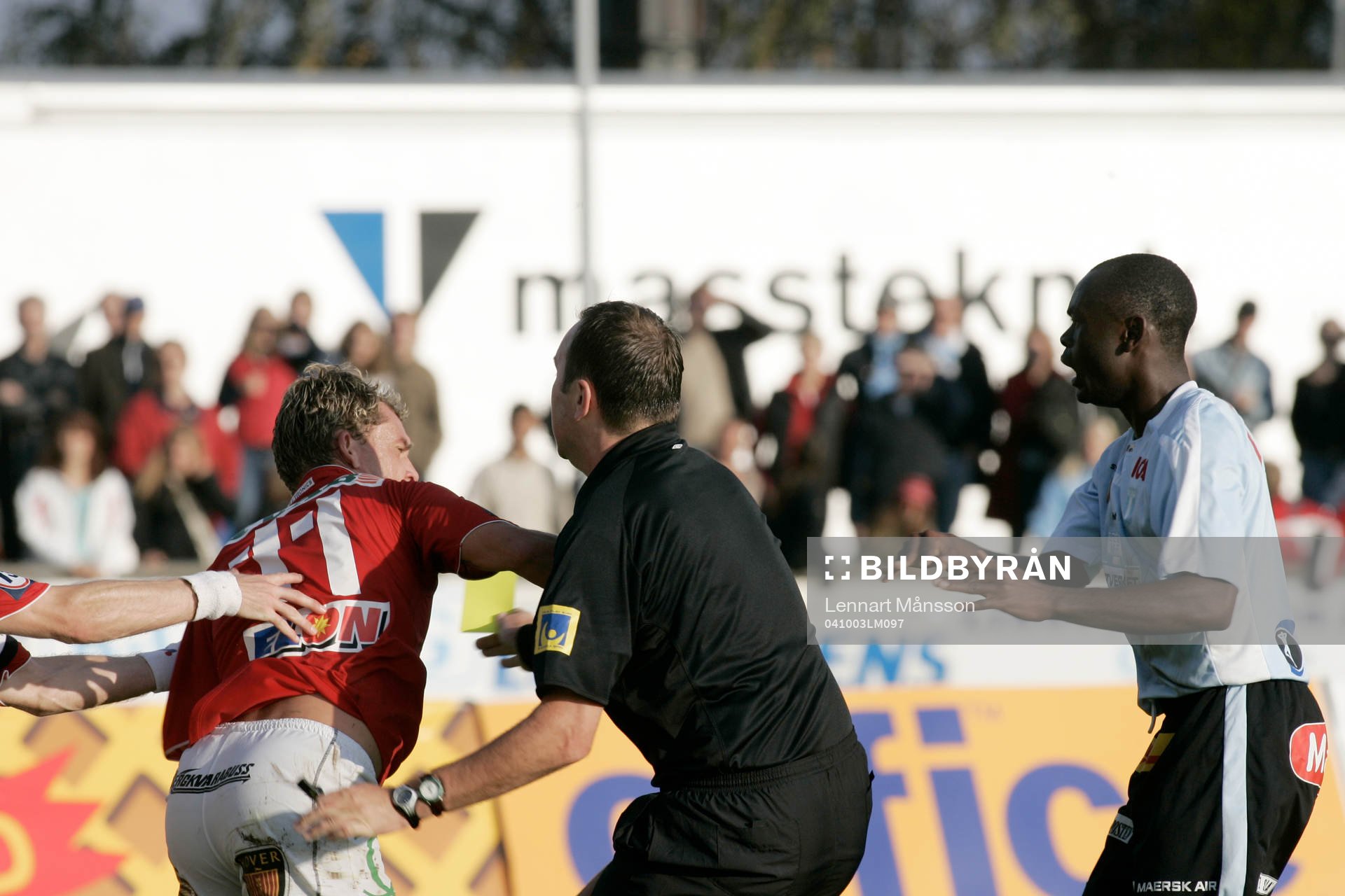 Slagsmålet mellan Fabio Augusto och Joseph Elanga. Domaren
