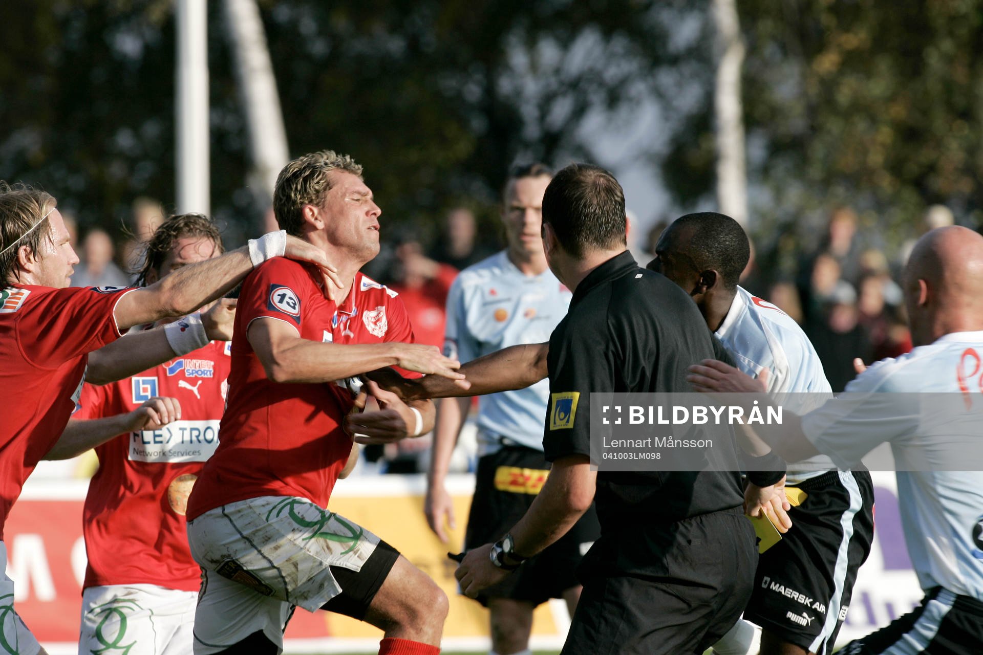 Slagsmålet mellan Fabio Augusto och Joseph Elanga. Domaren