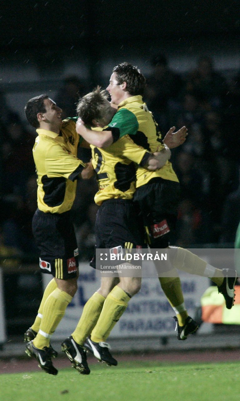  1-0, Johan Persson har inlett målskyttet och grattas av Burim Rexhepi och Fredrik Andersson.