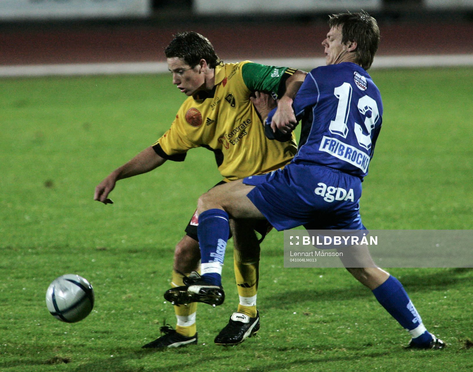Johan Persson tacklas av Marcus Tilly