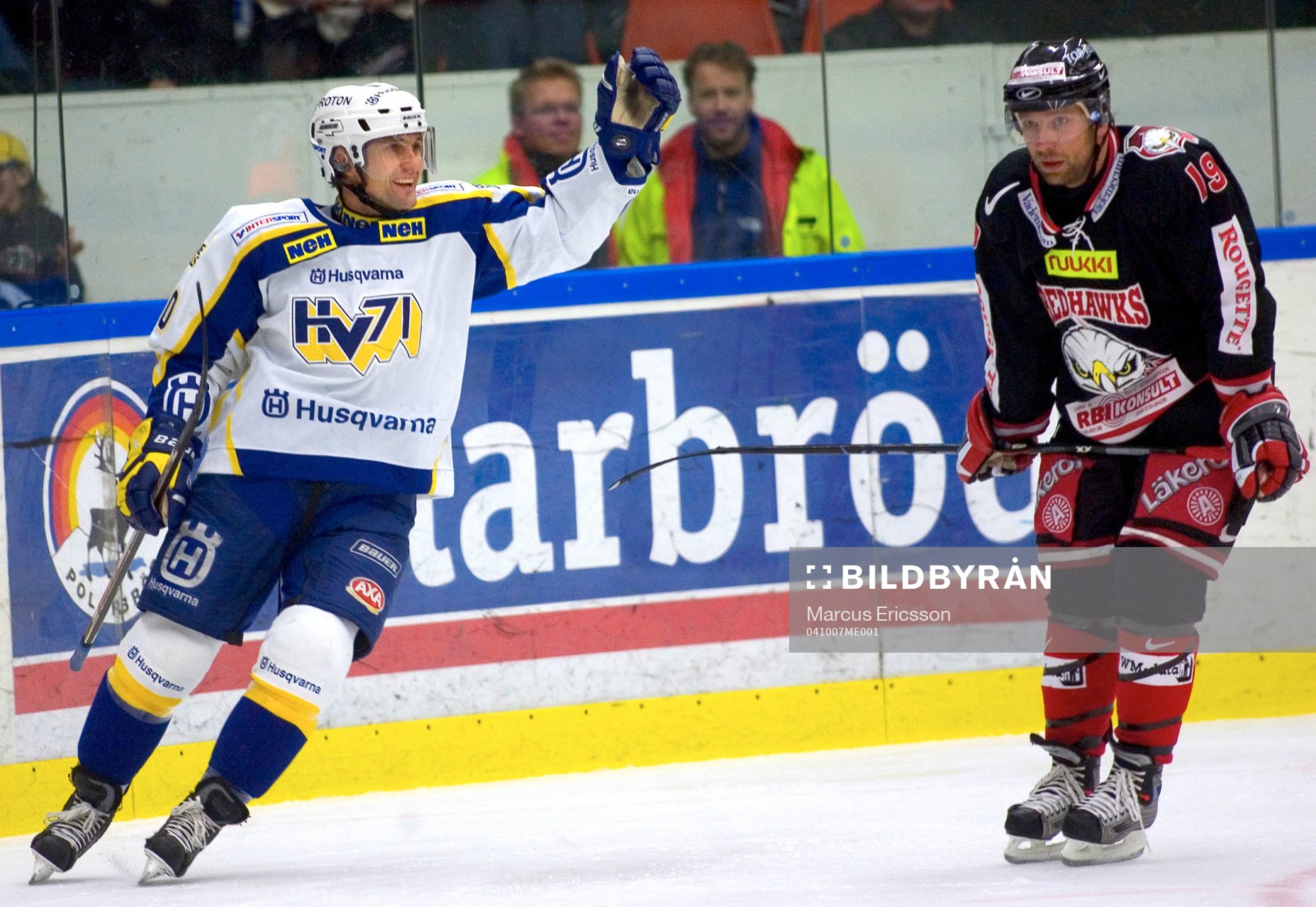 Stefan Hellqvist, HV71 gör 2-0. Kim Staal, Malmö hänger