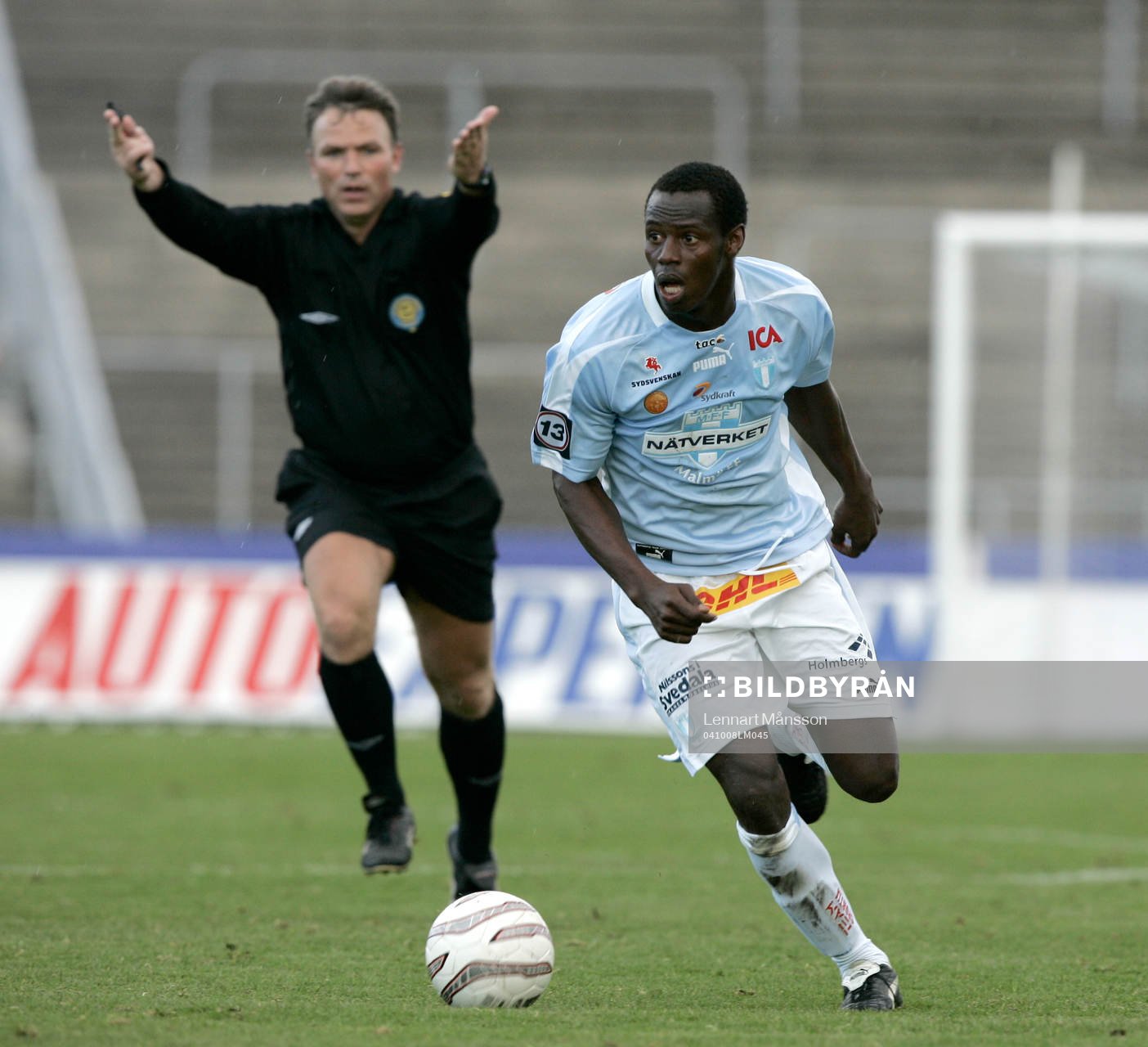 Fortsätt spela, dirigerar domaren Andreas Kovic till