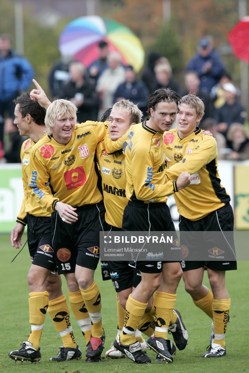  Jubel, Marcus Ekenberg grattas efter det rekordsnabba målet.