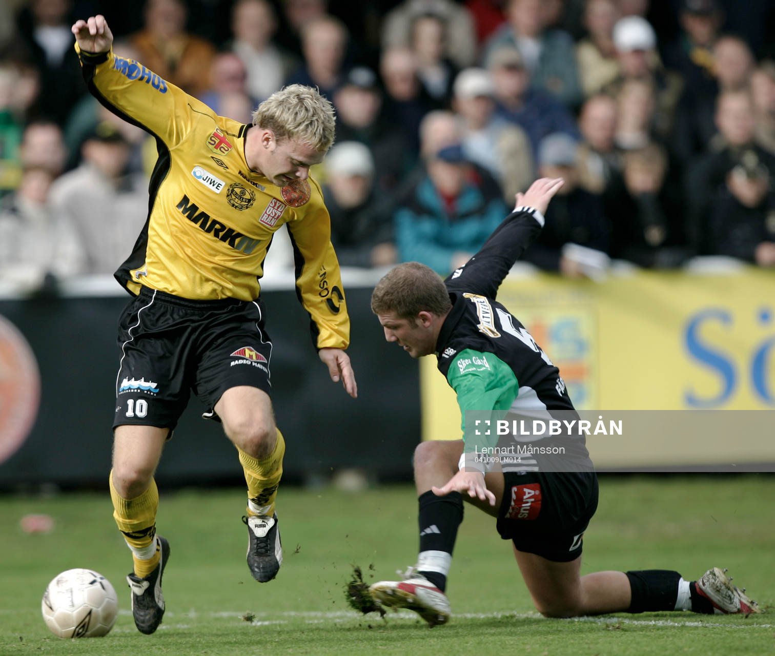 Marcus Ekenberg får Andreas Nilsson på knä