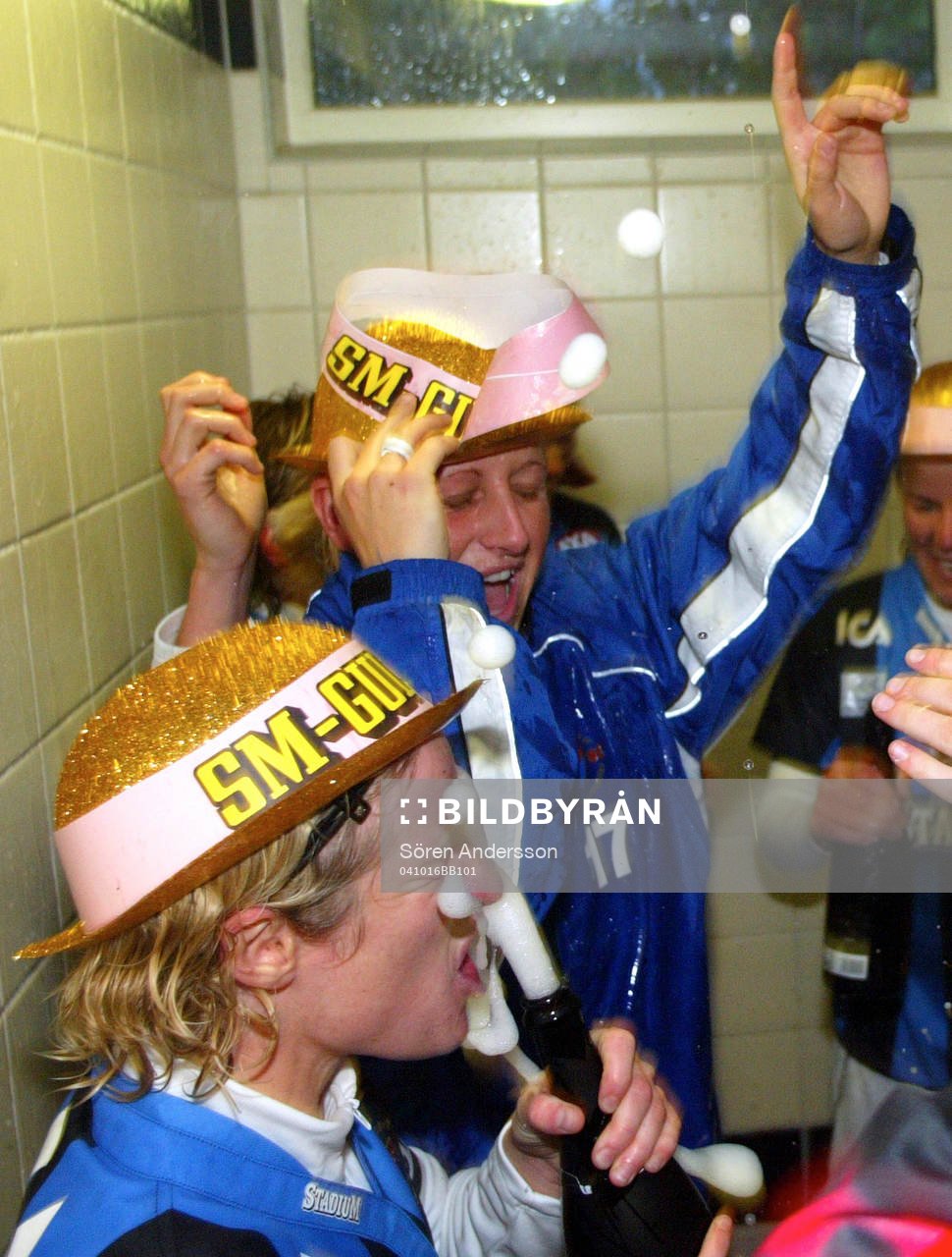 Victoria Svensson sprutar champagne i näsan . Svenska