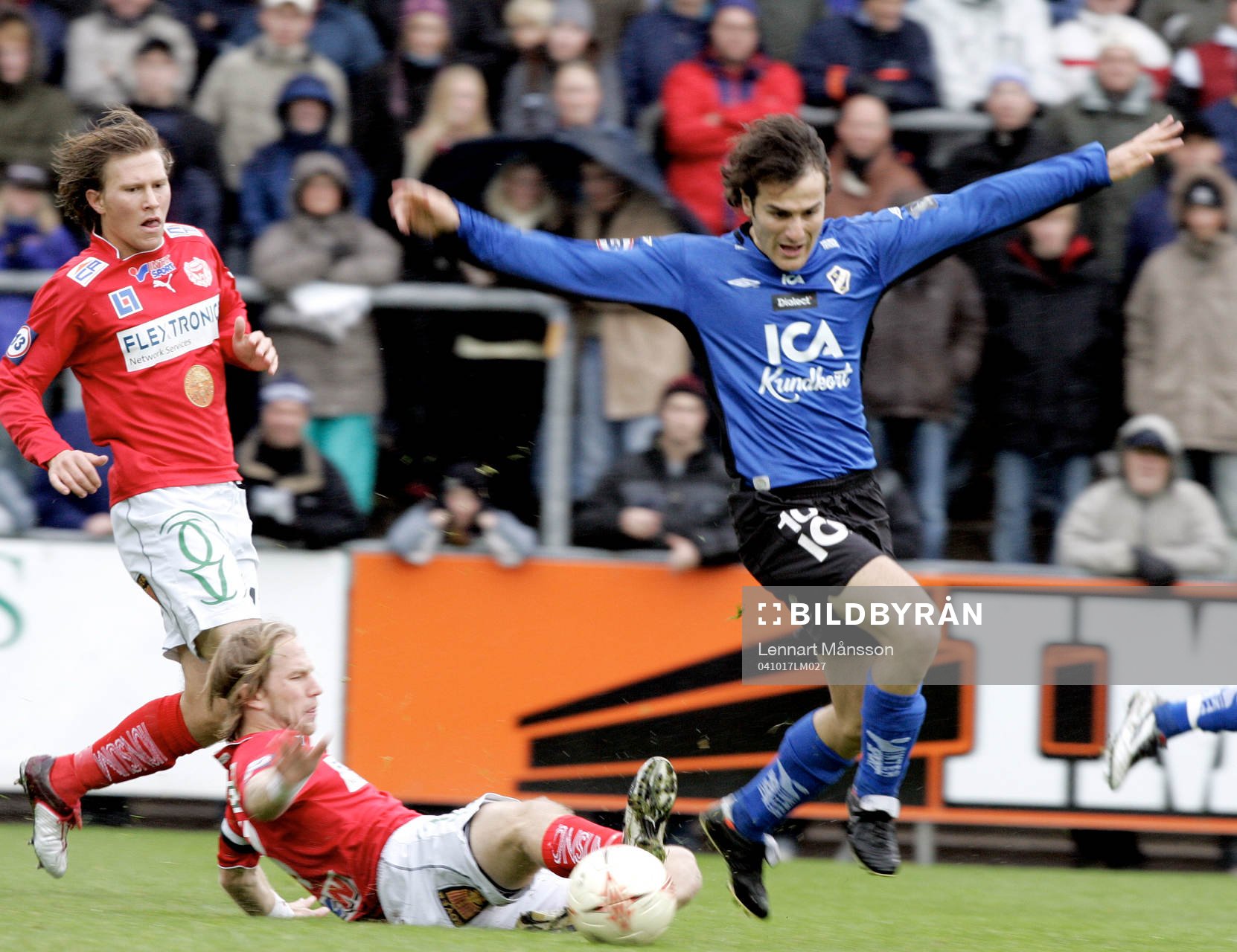 Sharbel Touma flyger förbi Henrik Rydströms ben