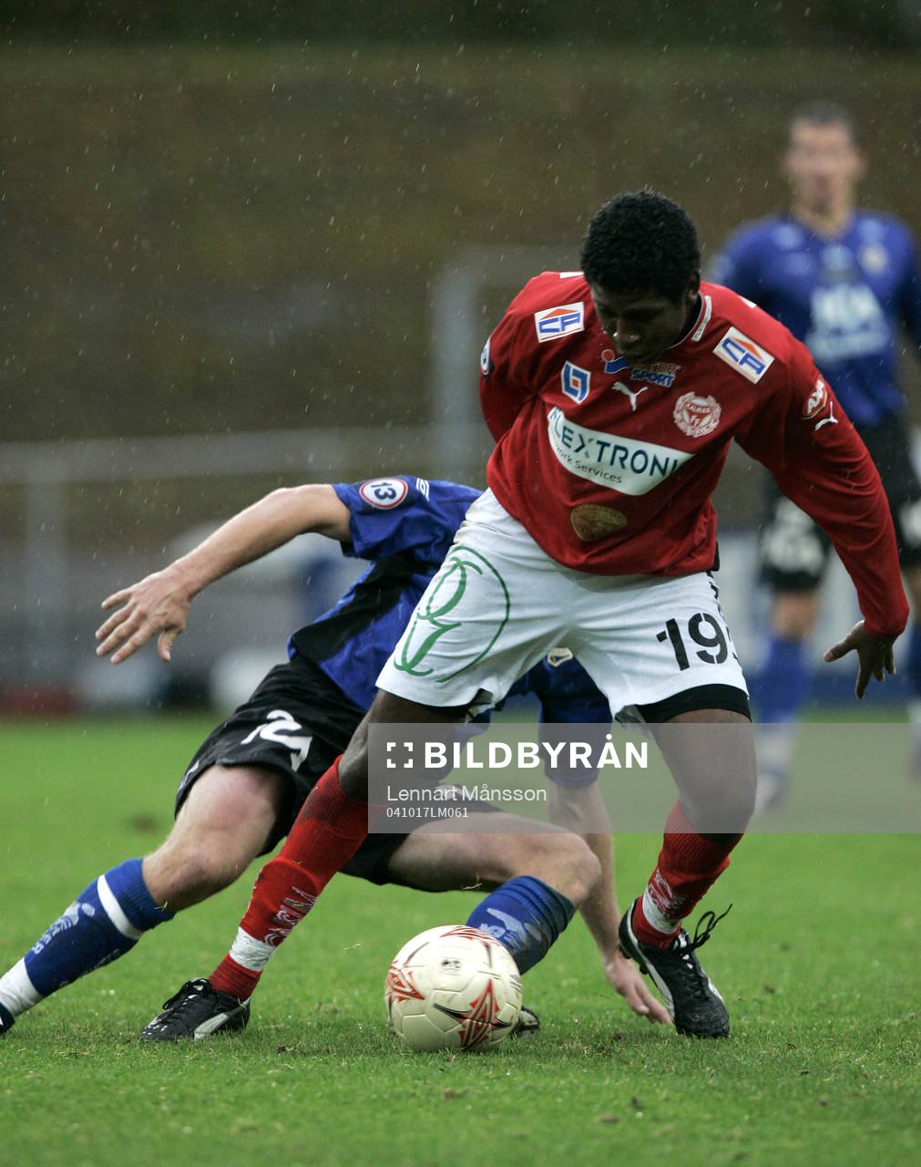  Diogo Correa de Oliviera tacklas bakifrån.