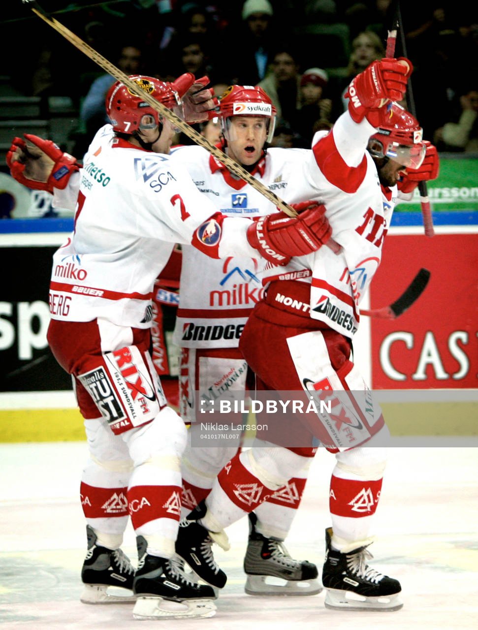Niklas Nordgren och Johan Svedberg grattar Yared Hagos,