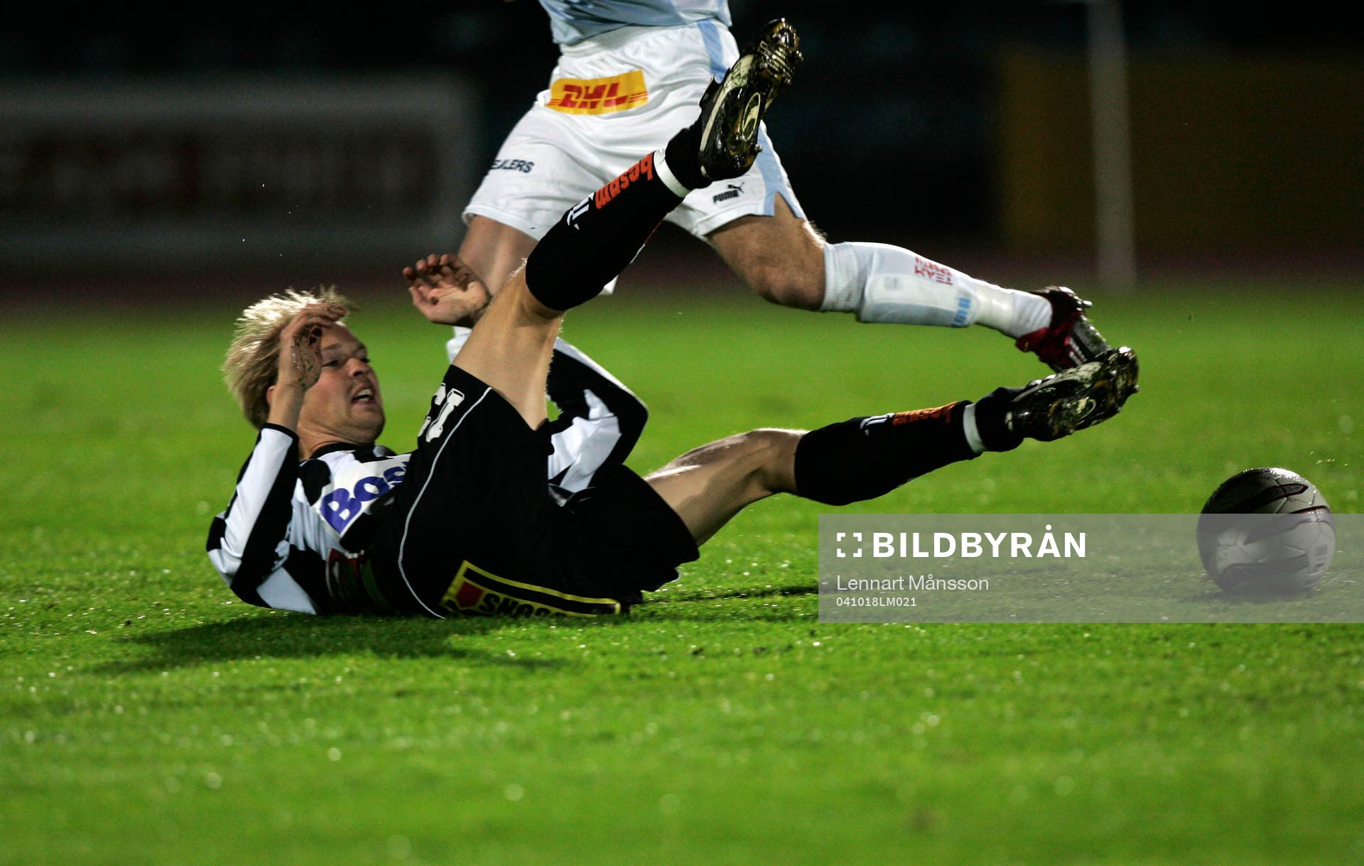Glidtackling, tackling, liggande. Matthias Eklund. Fot, ben