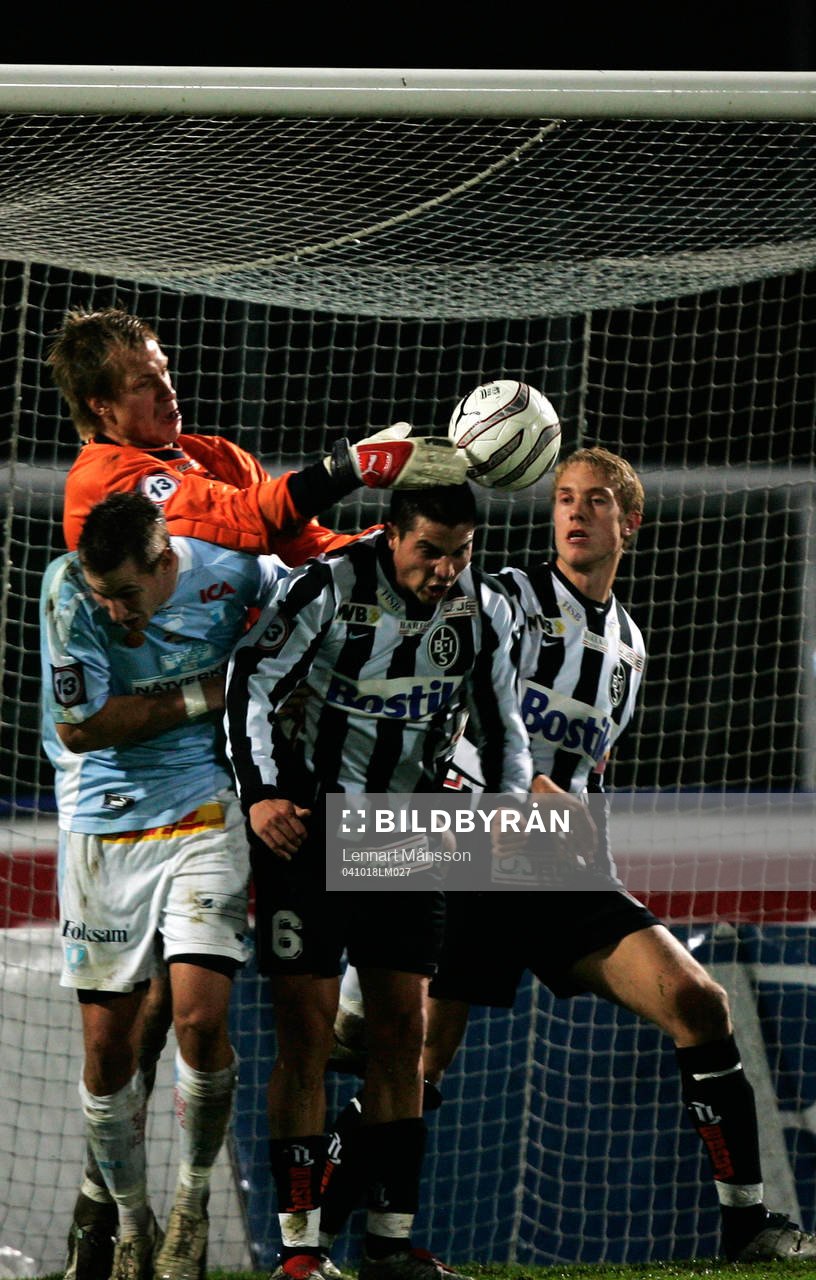 Mattias Asper, målvakt,  tar hand om bollen