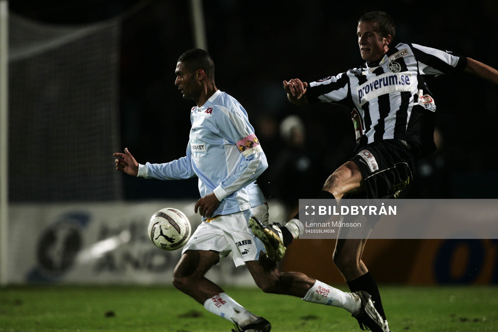 Jonas Olsson rensar mot Afonso Alves