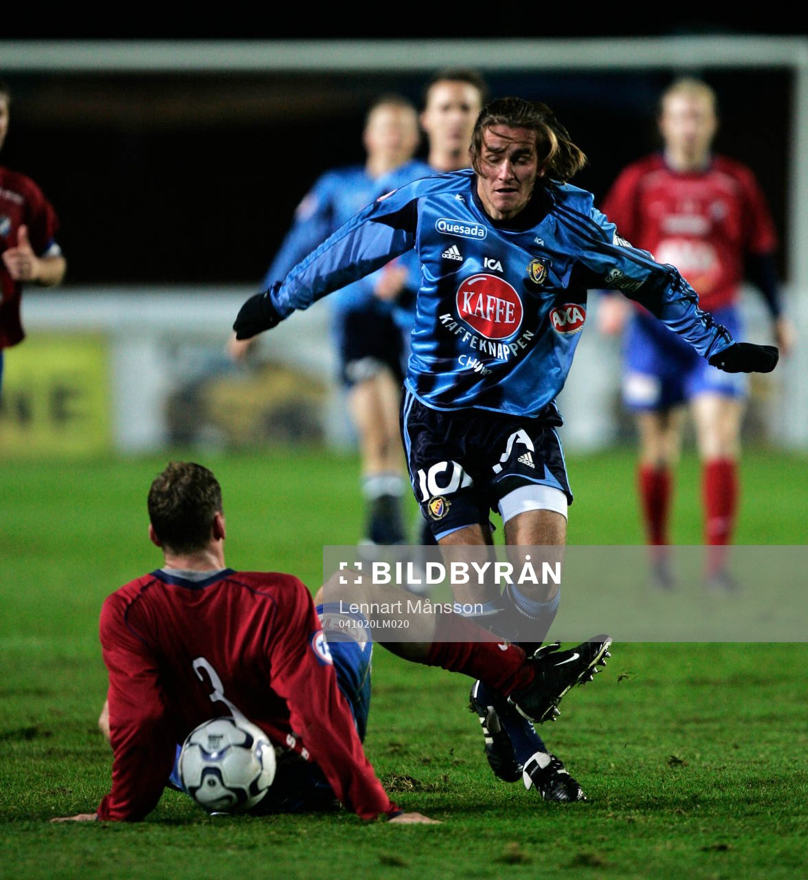 Rene Makondele har fått ner Fredrik Bild