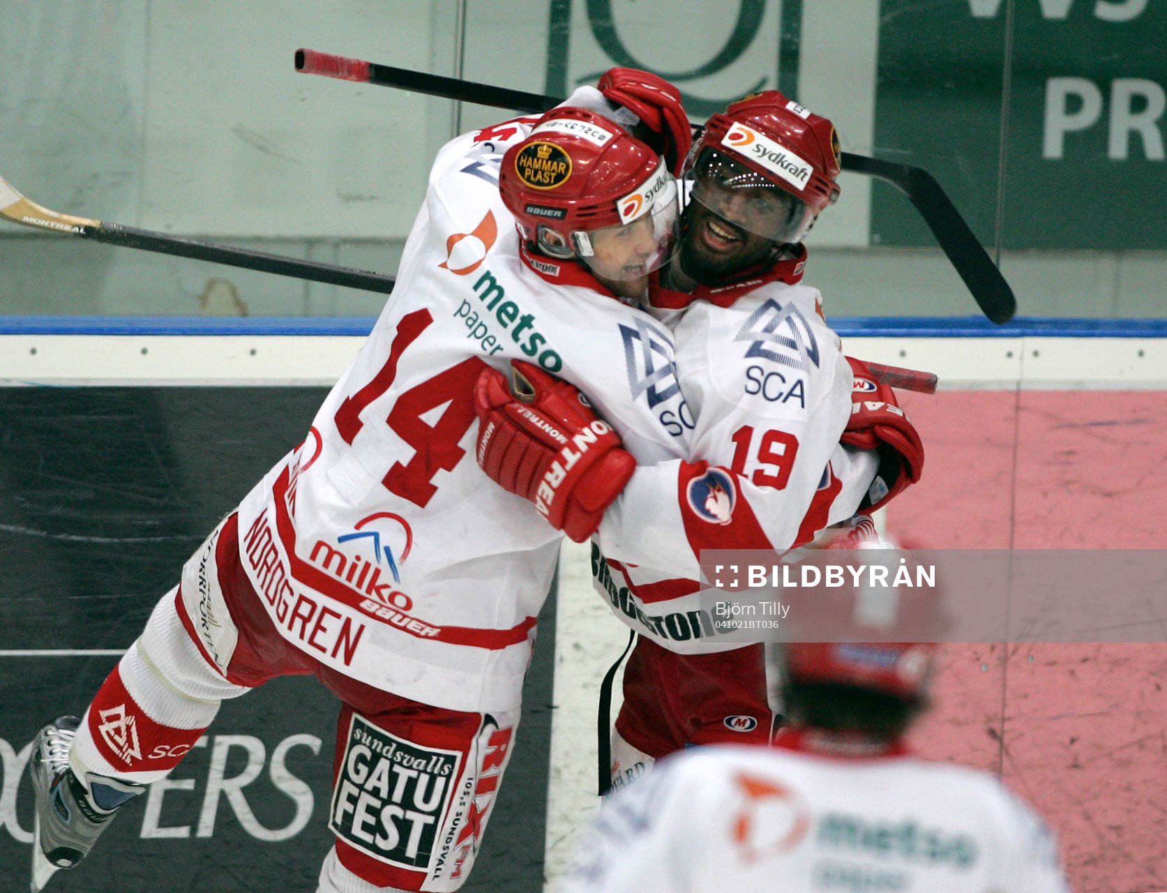 Niklas Nordgren och Yared Hagos, Timrå.  Jubel
